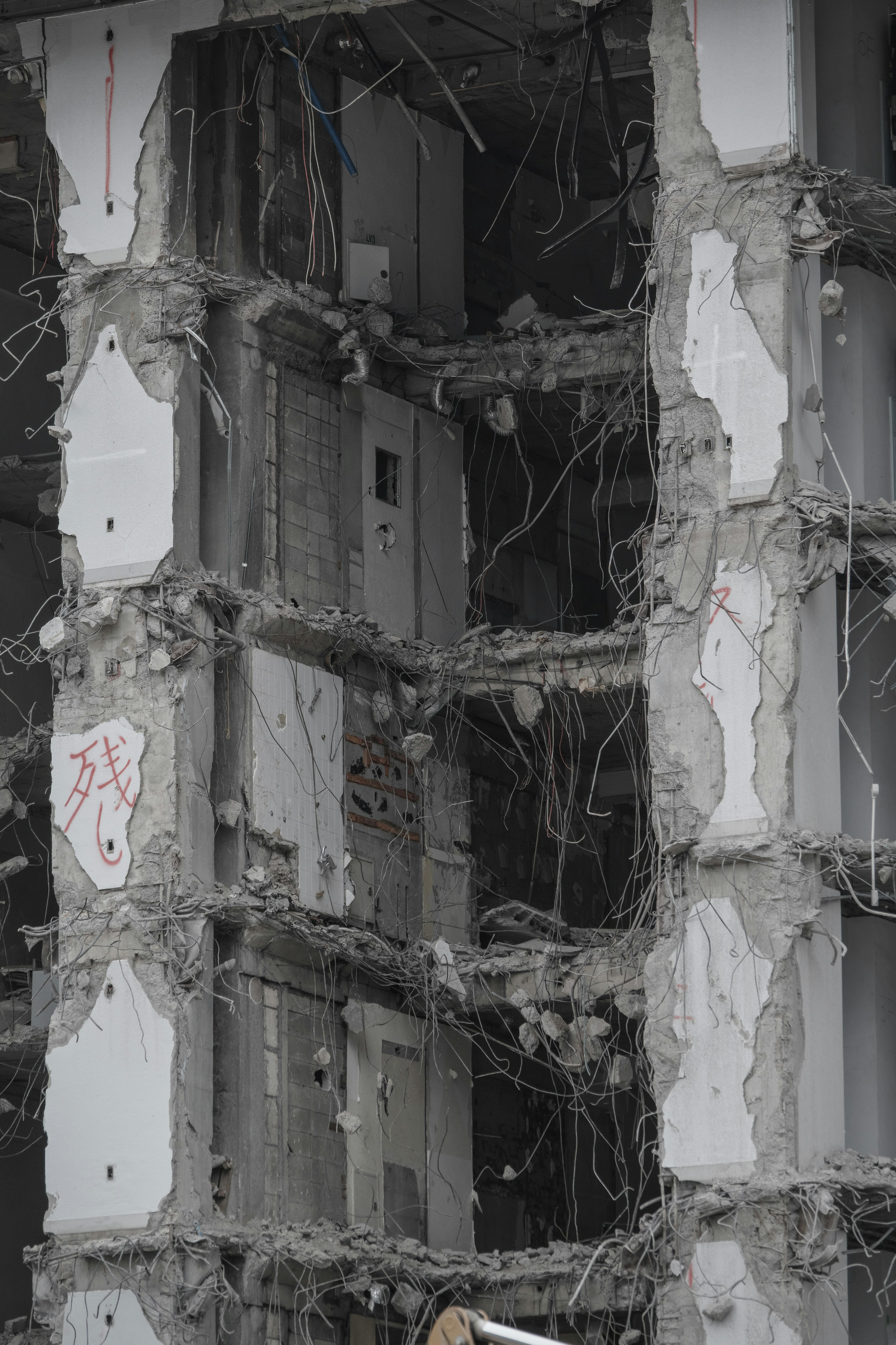 解体された建物の壁と窓の残骸が見える市街地