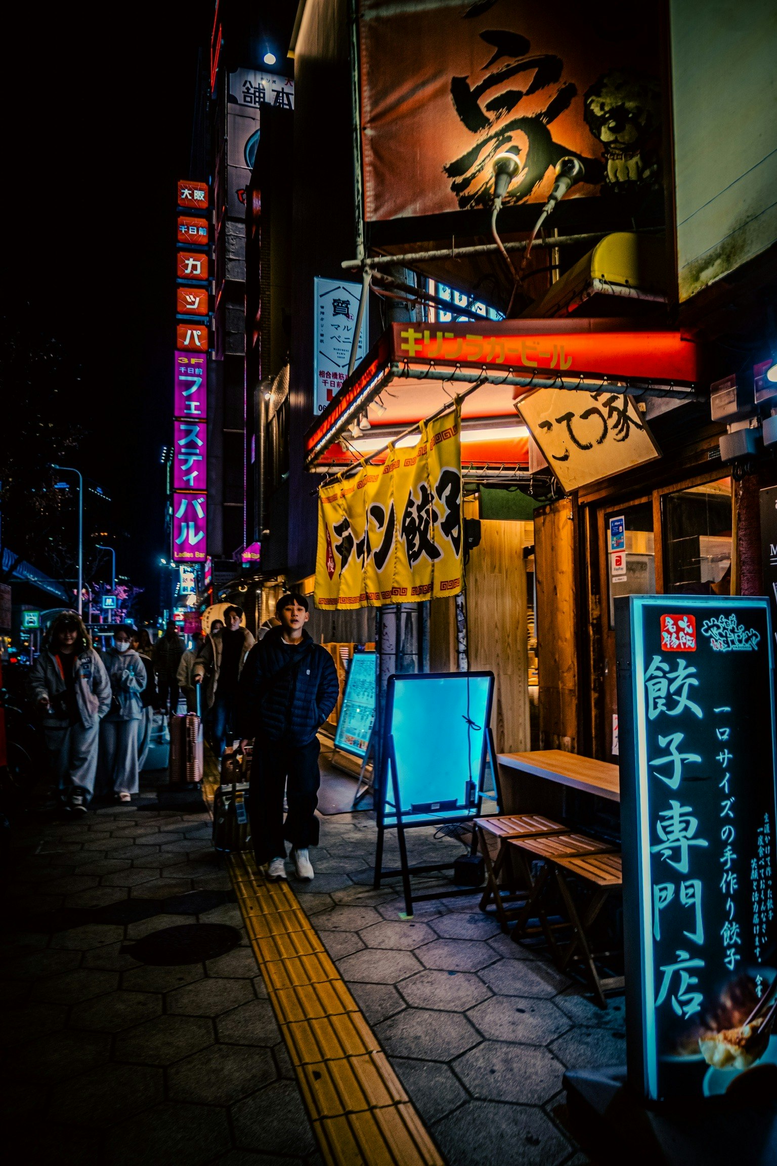 難波の夜の路地に並ぶ看板と提灯のある飲食店街