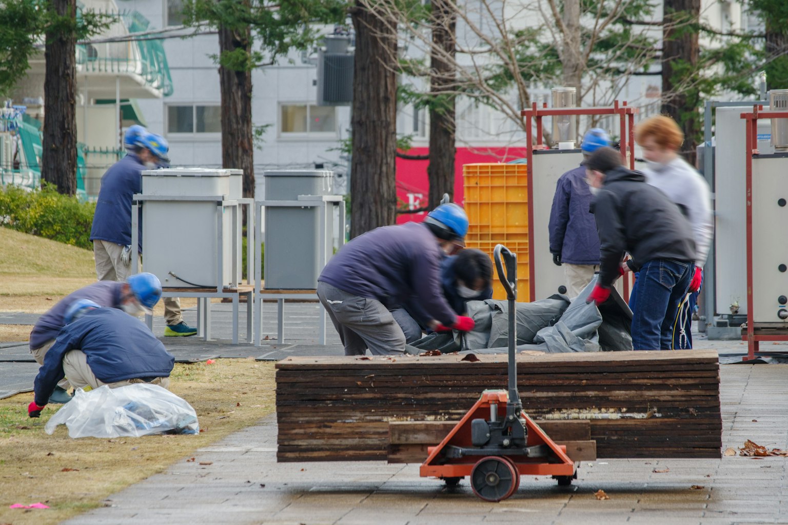 Arbeiter in Uniformen, die Aufgaben in einem Park ausführen