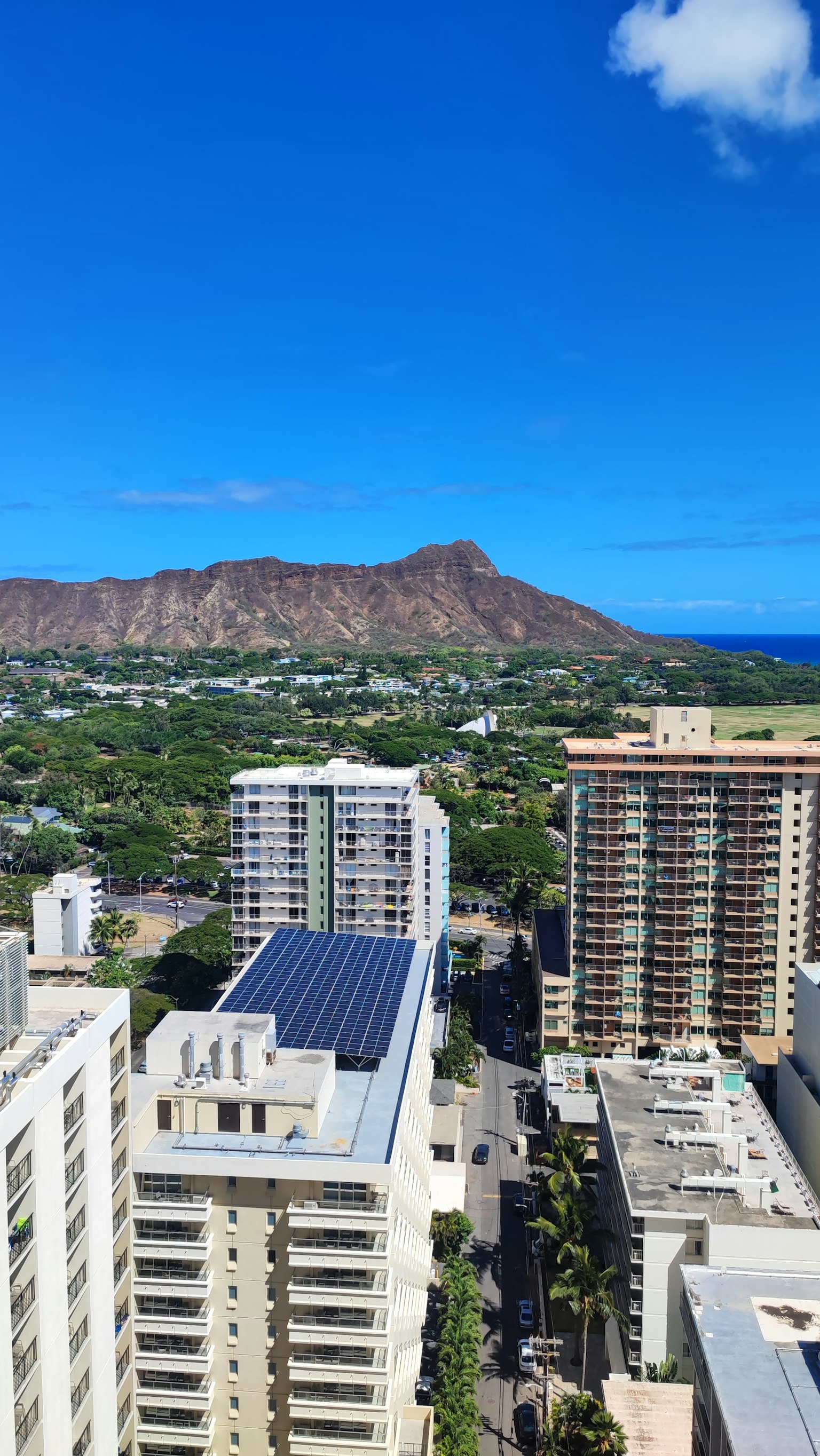 Pemandangan gedung pencakar langit Honolulu dengan gunung Diamond Head di latar belakang