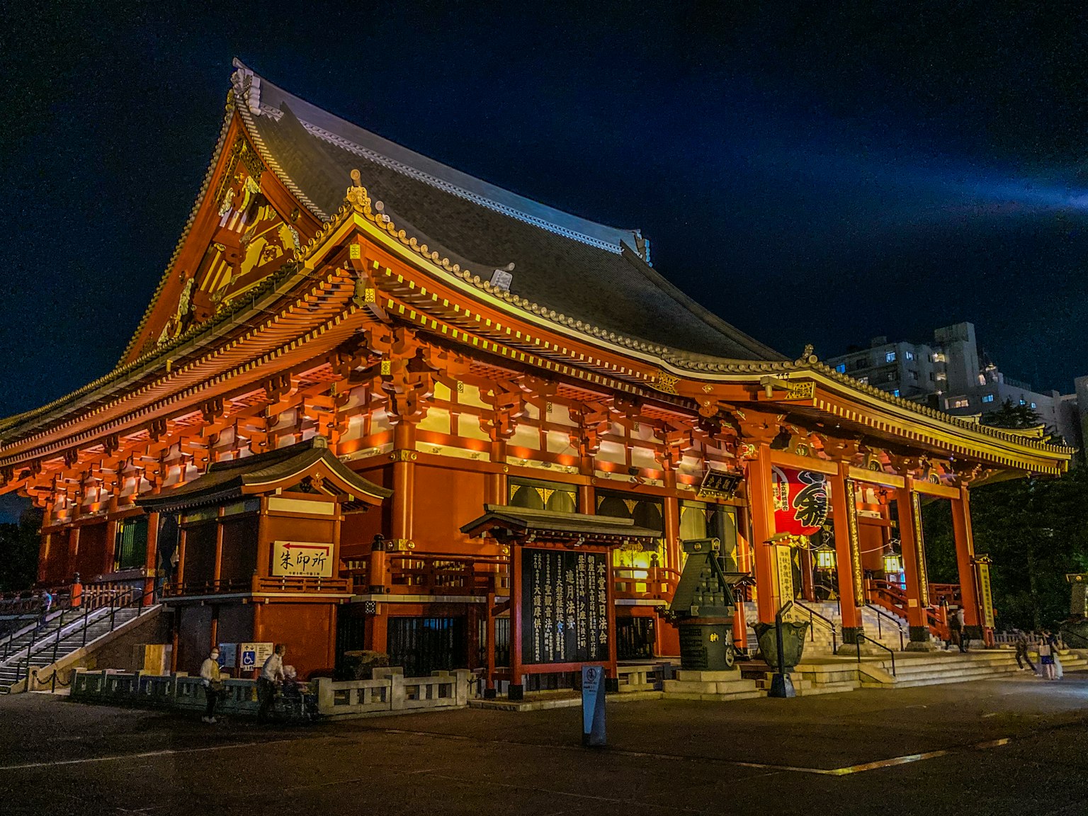 夜間照亮的美麗日本寺廟建築