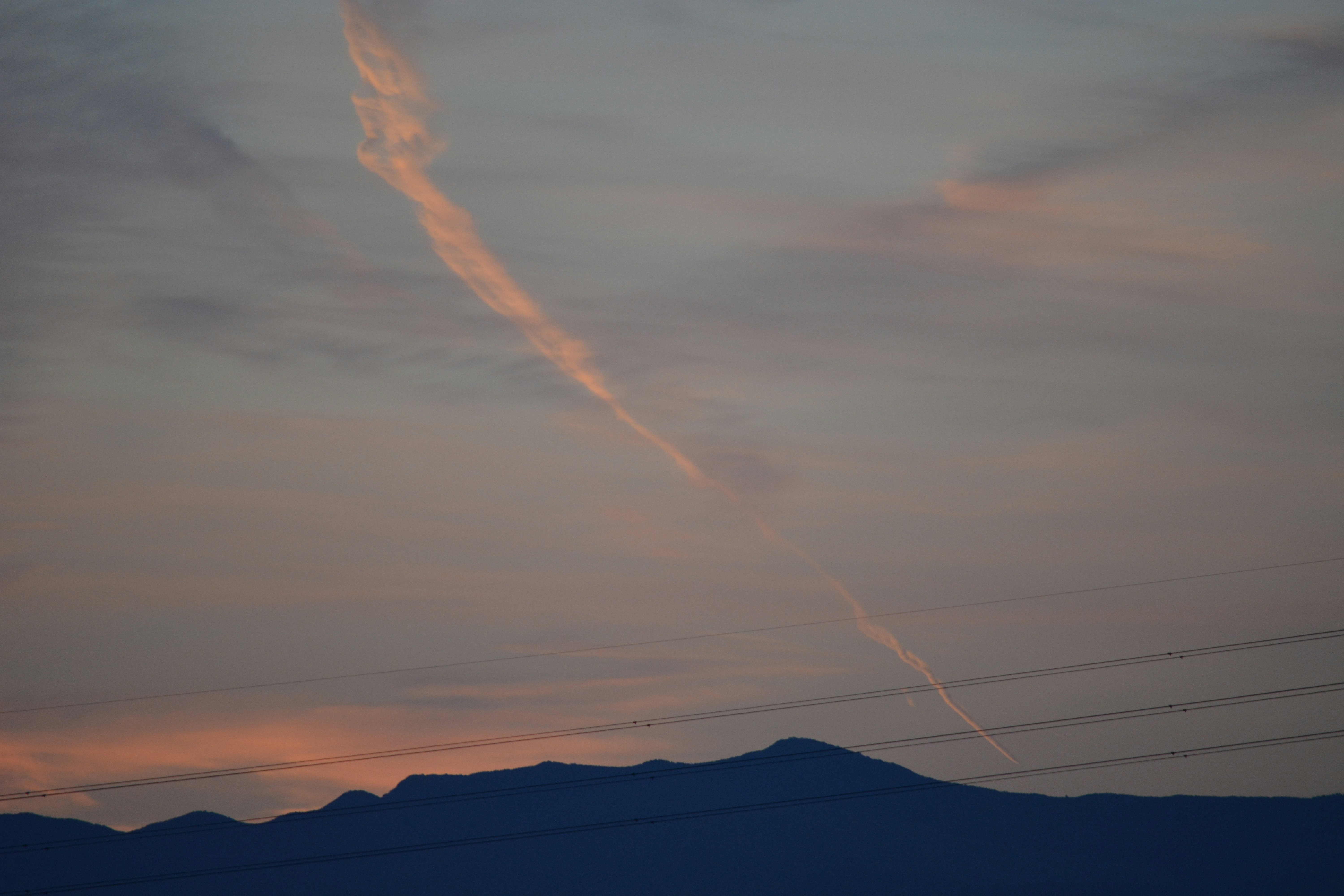 ciel de coucher de soleil au-dessus d’une crête de montagnes