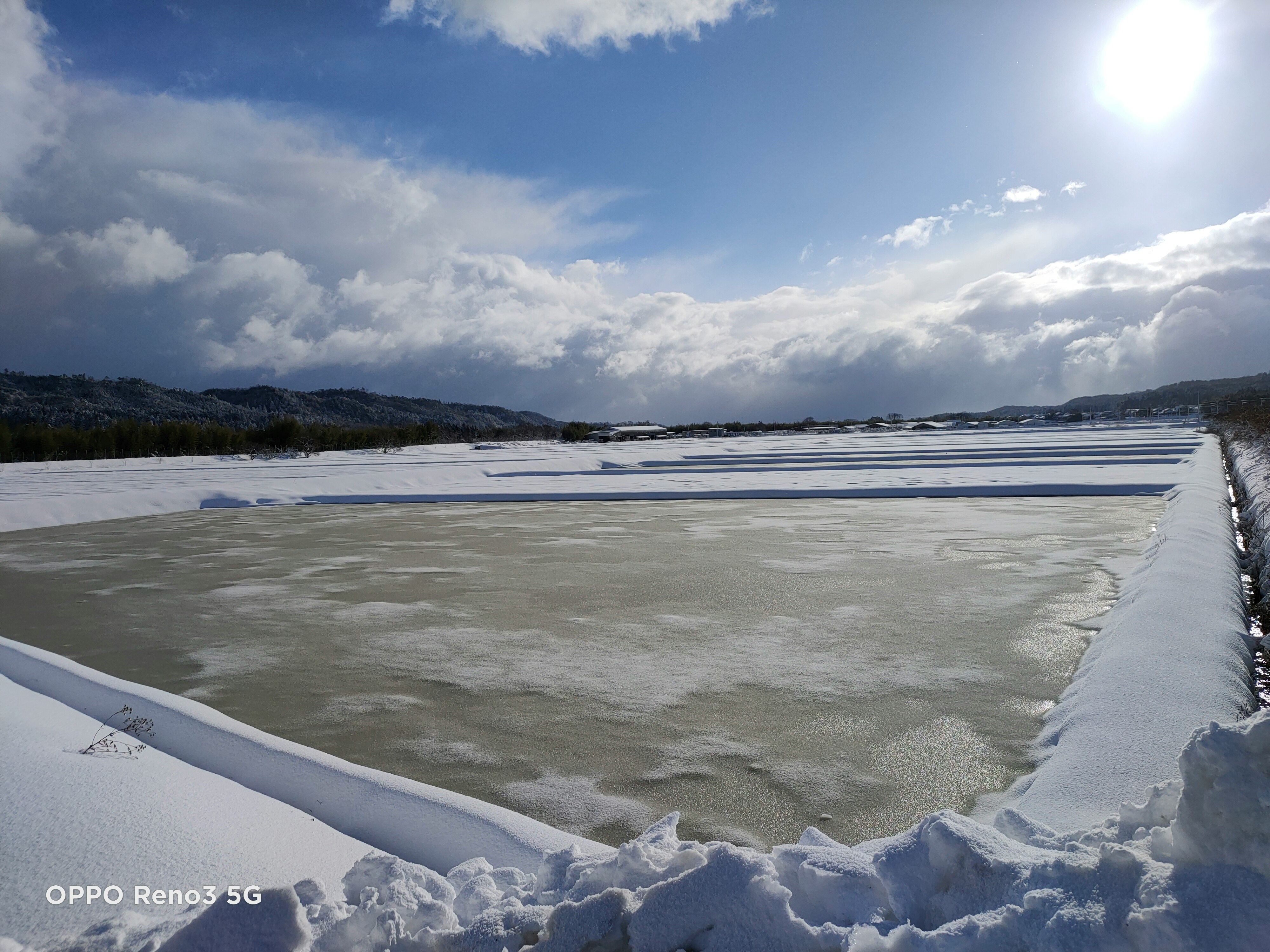 积雪覆盖的结冰河流宽阔景观