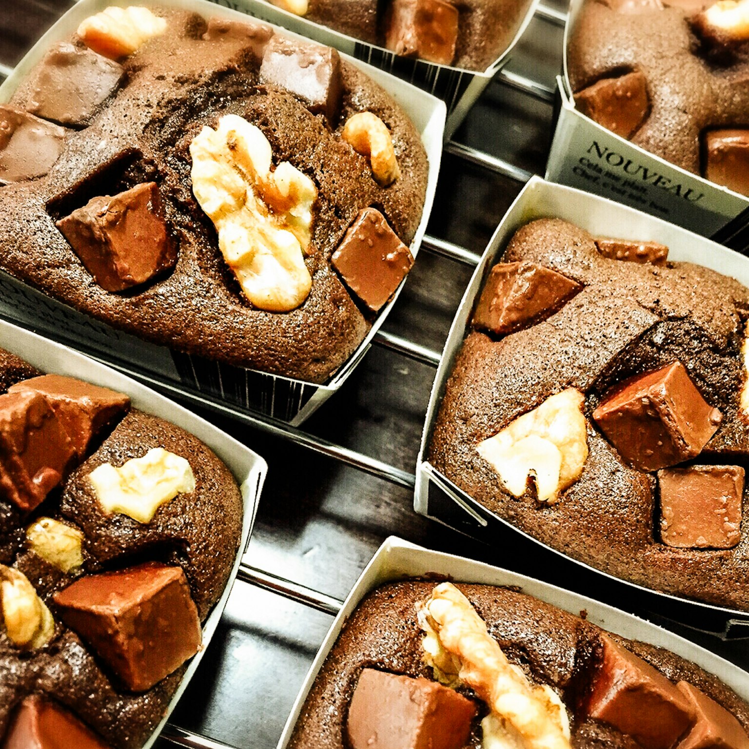 Muffin al cioccolato con noci e pezzi di cioccolato