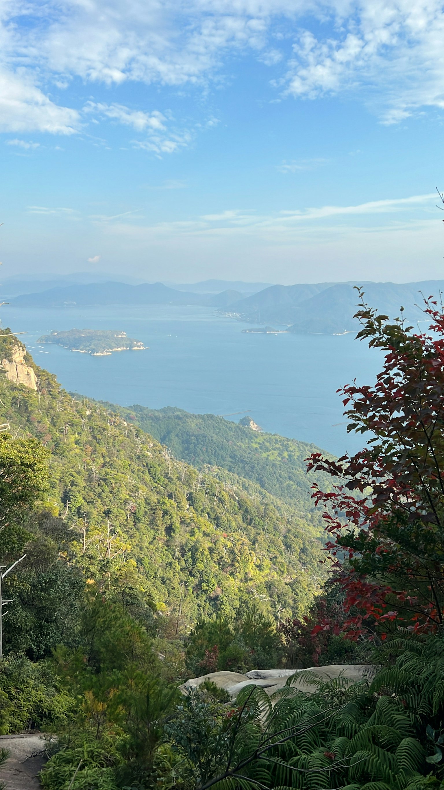 ทิวทัศน์ที่สวยงามของภูเขาและทะเลสาบใต้ท้องฟ้าสีฟ้าพร้อมเมฆ