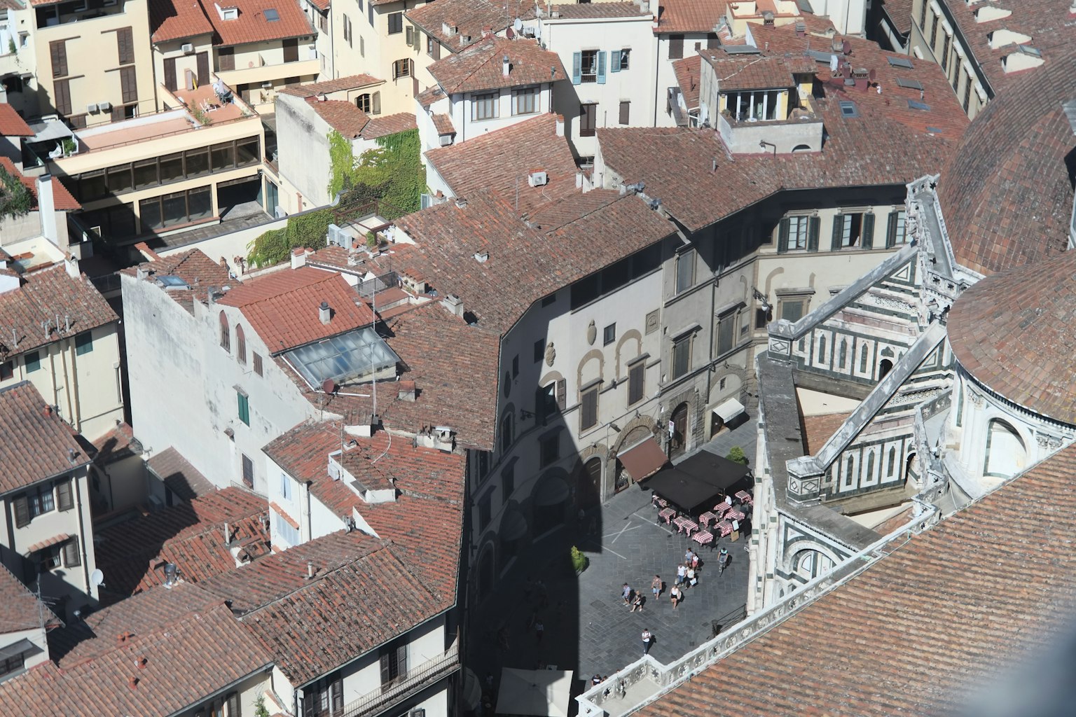 Vista aerea di edifici storici e tetti rossi a Firenze