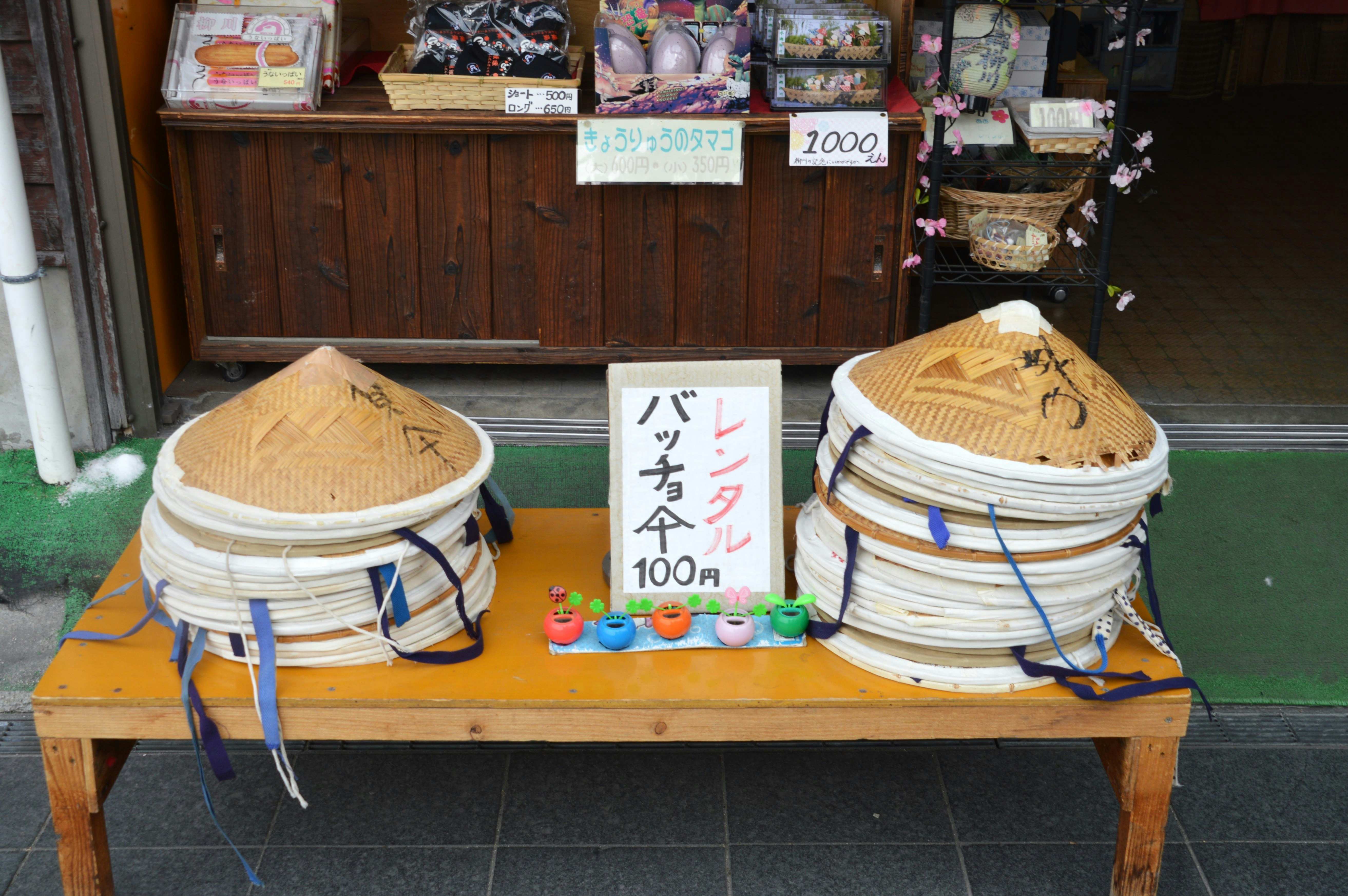 柳川川下り風格的紀念品店陳列：徽章與帽子