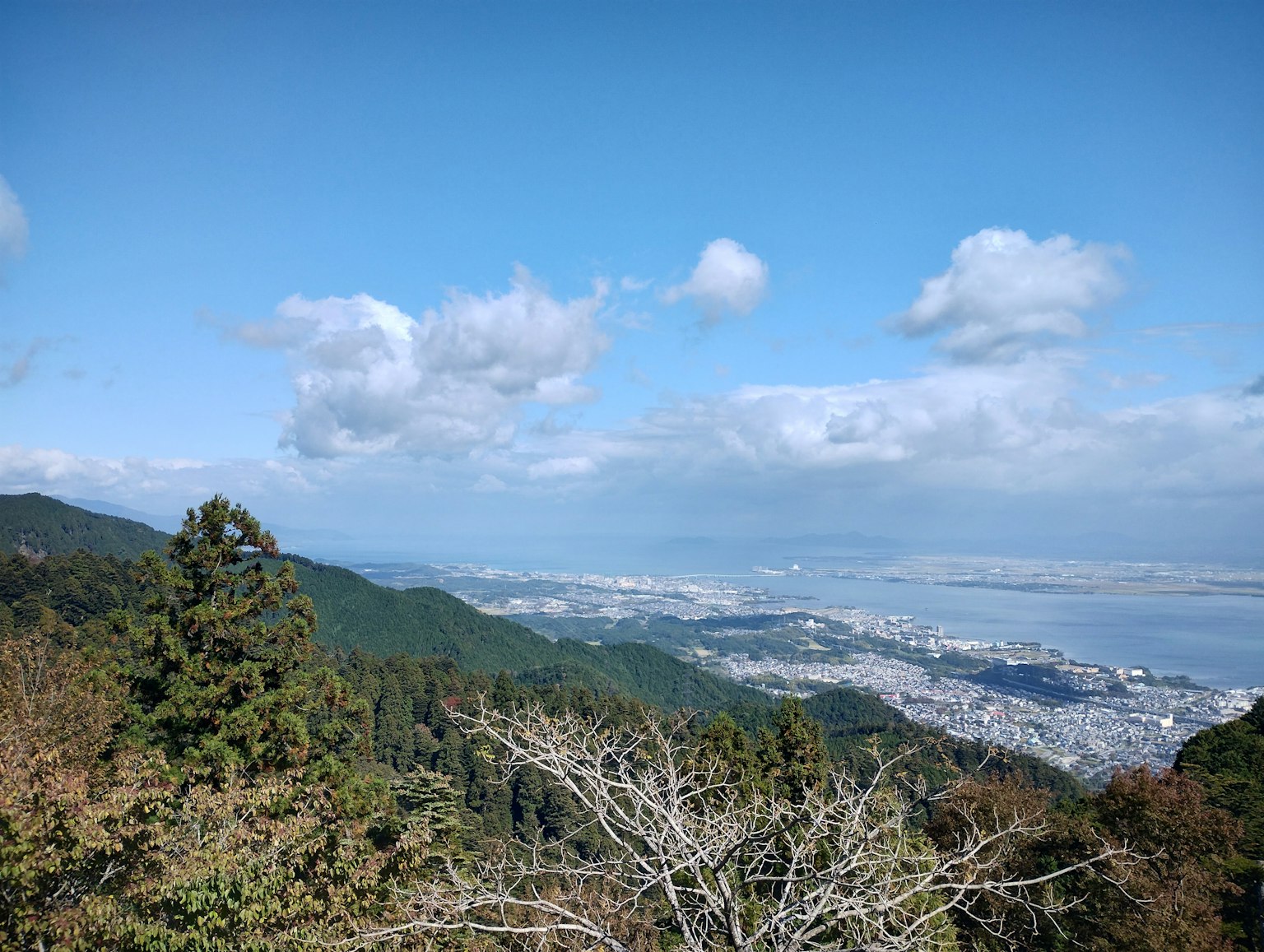 山景藍天和雲彩俯瞰海岸線和城市景觀