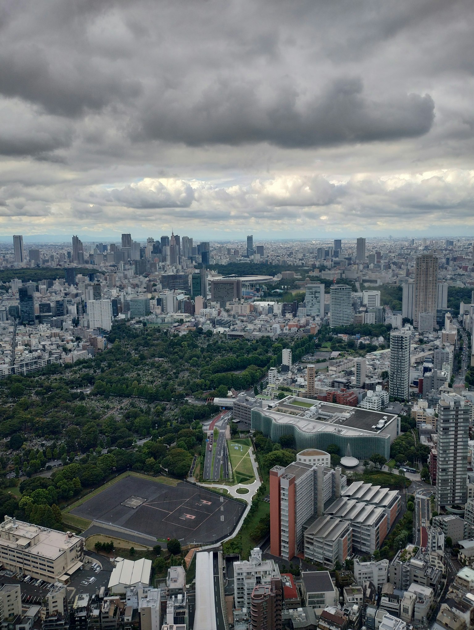 東京的航拍圖顯示摩天大樓和廣闊的公園