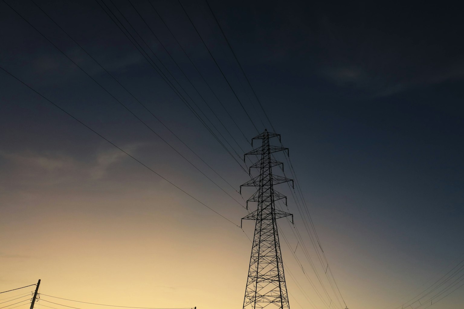 Torre elettrica contro un cielo al tramonto con sfumature