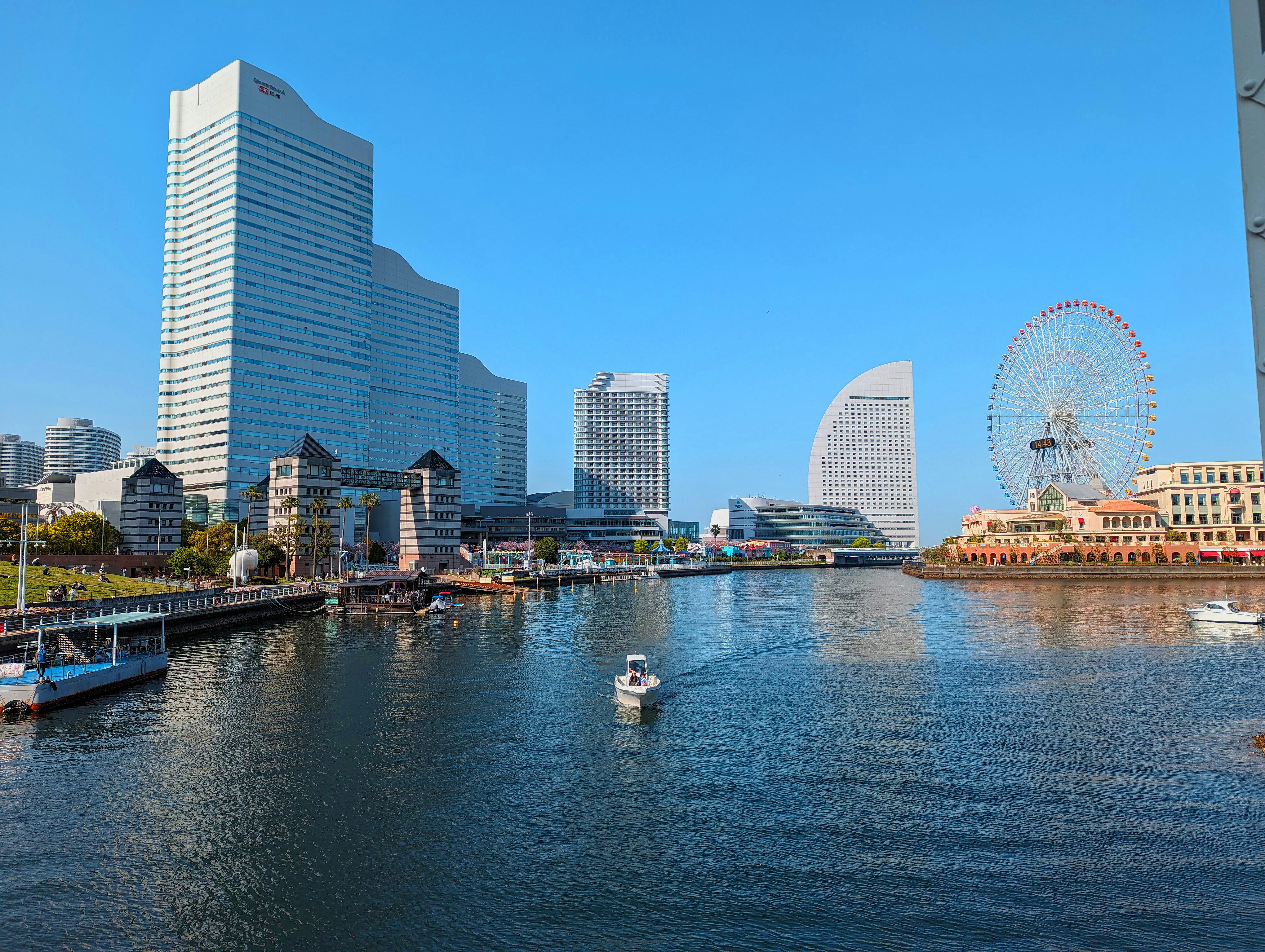 みなとみらいの海と高層ビル、観覧車の見える快晴の湾岸景色