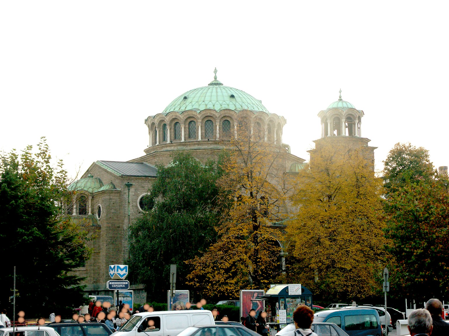 Iglesia con una hermosa cúpula verde y árboles de otoño