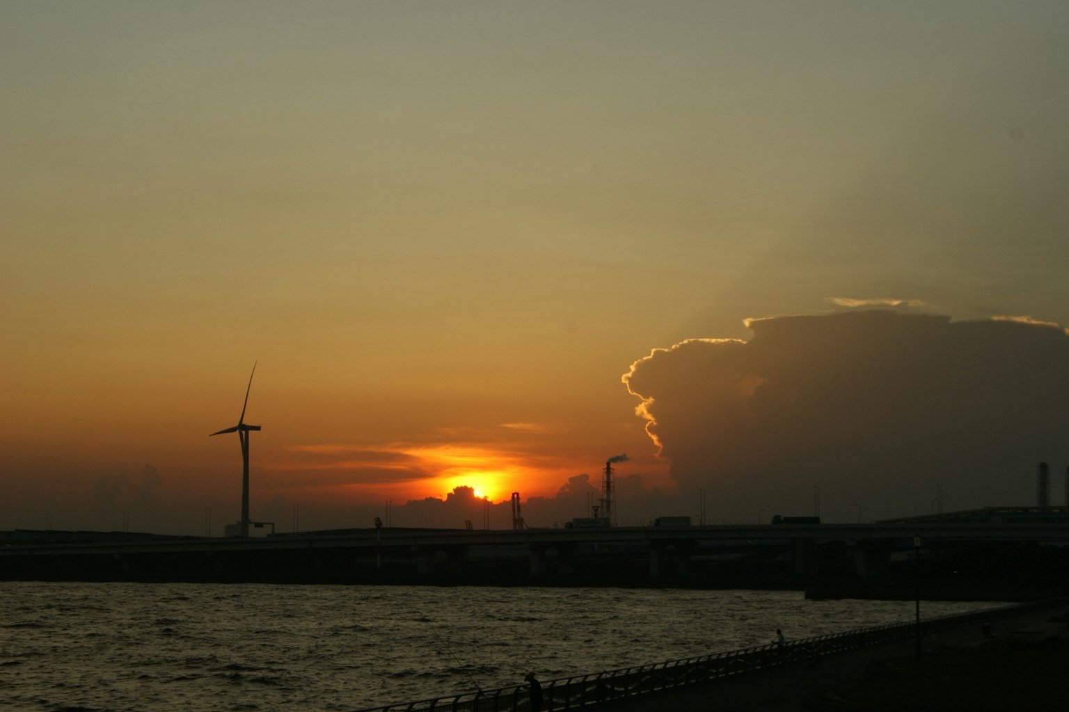 海岸风景日落风力涡轮机和引人注目的云