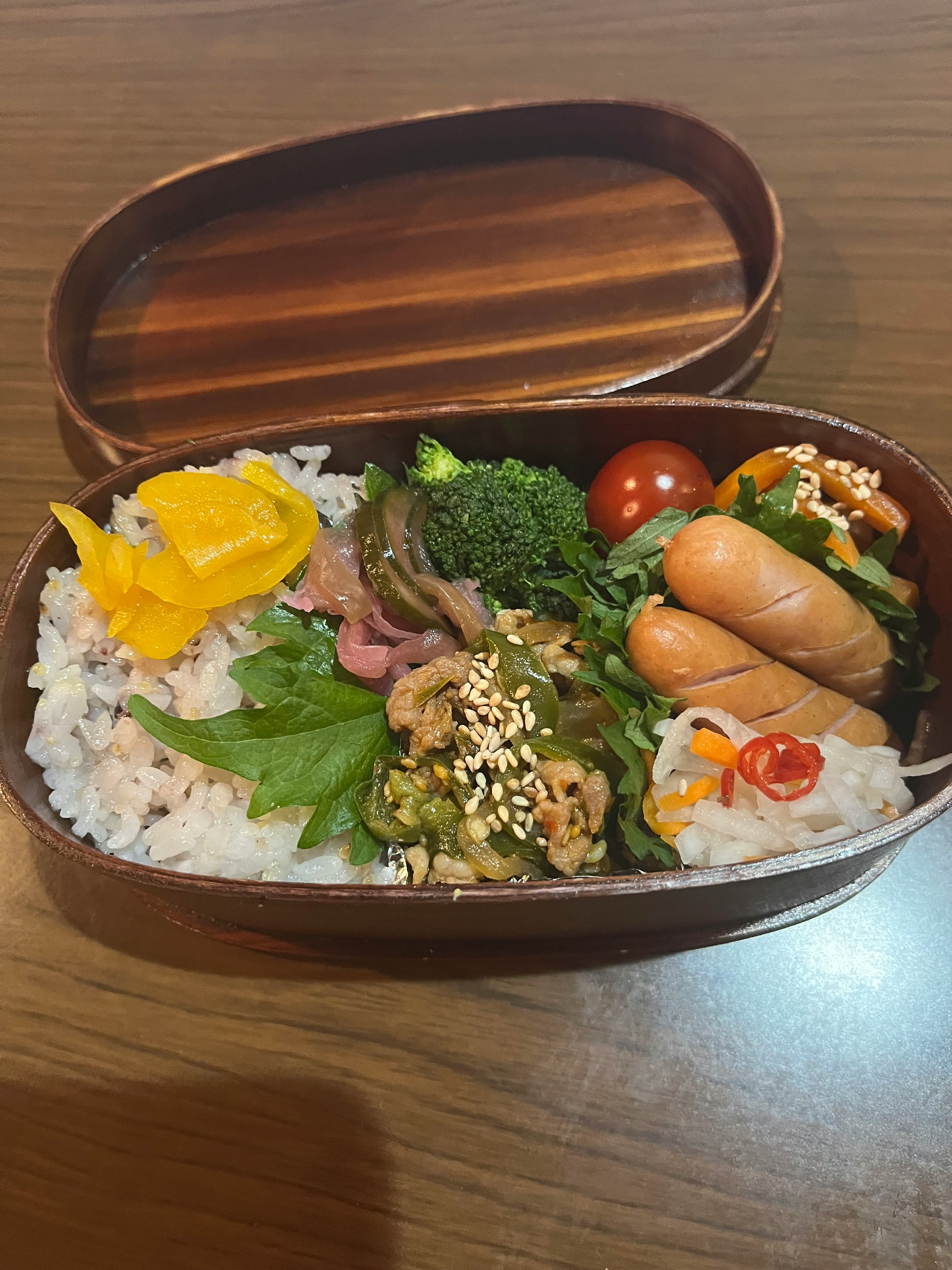 makan siang bento dalam kotak kayu dengan aneka topping