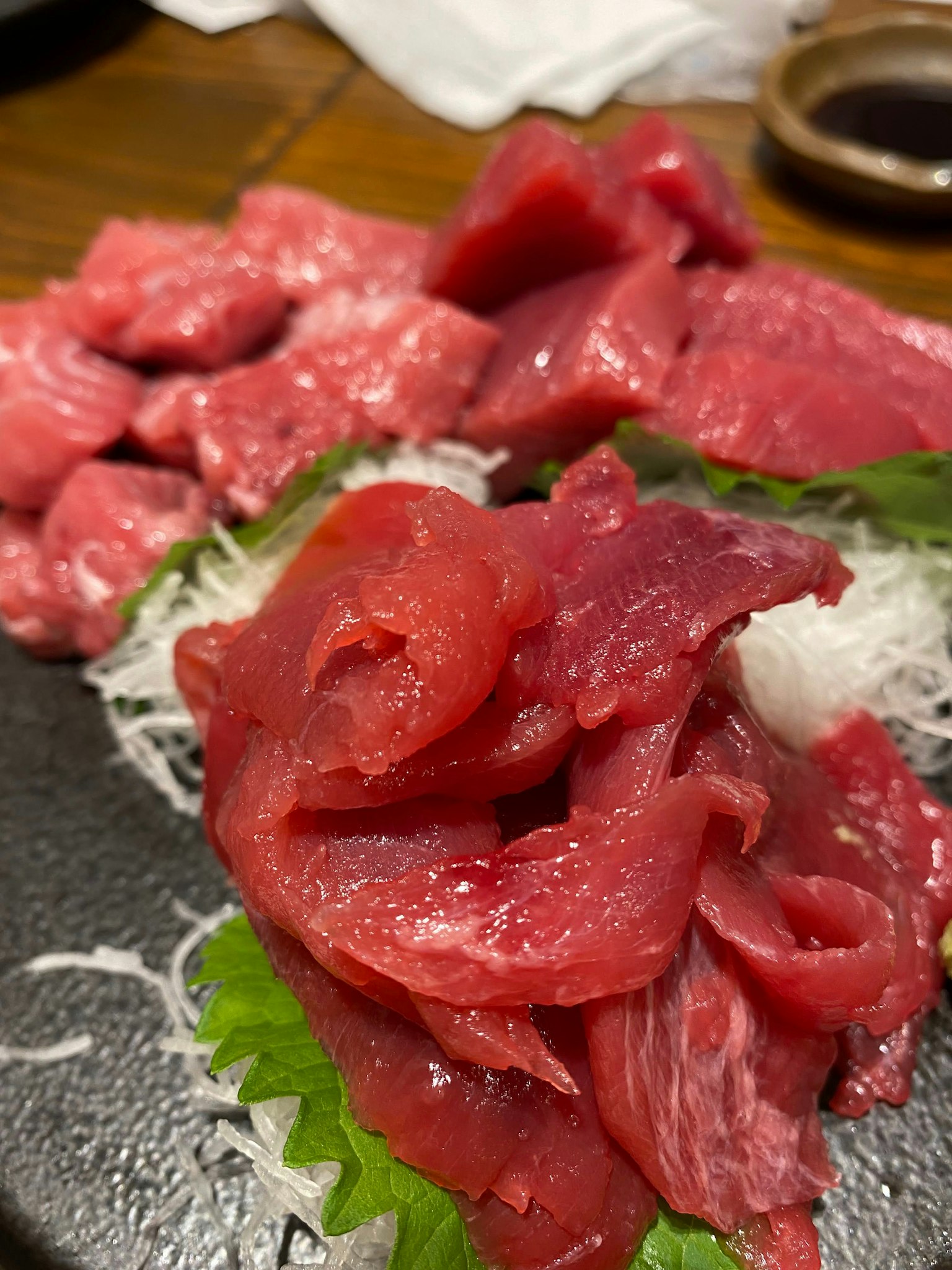 新鮮的鮪魚刺身拼盤 切片擺放在生菜上