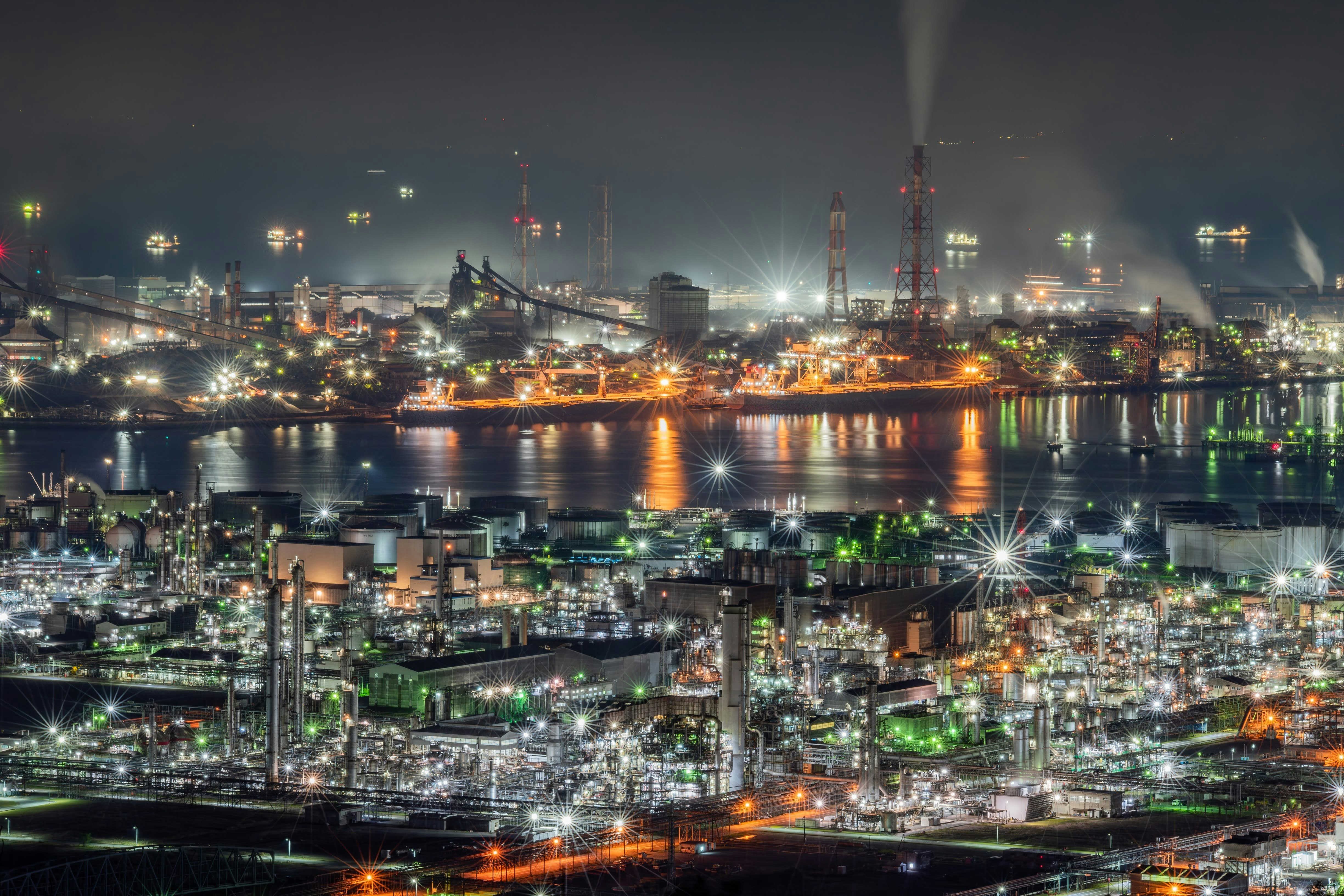 Vue nocturne du port industriel de Mizushima