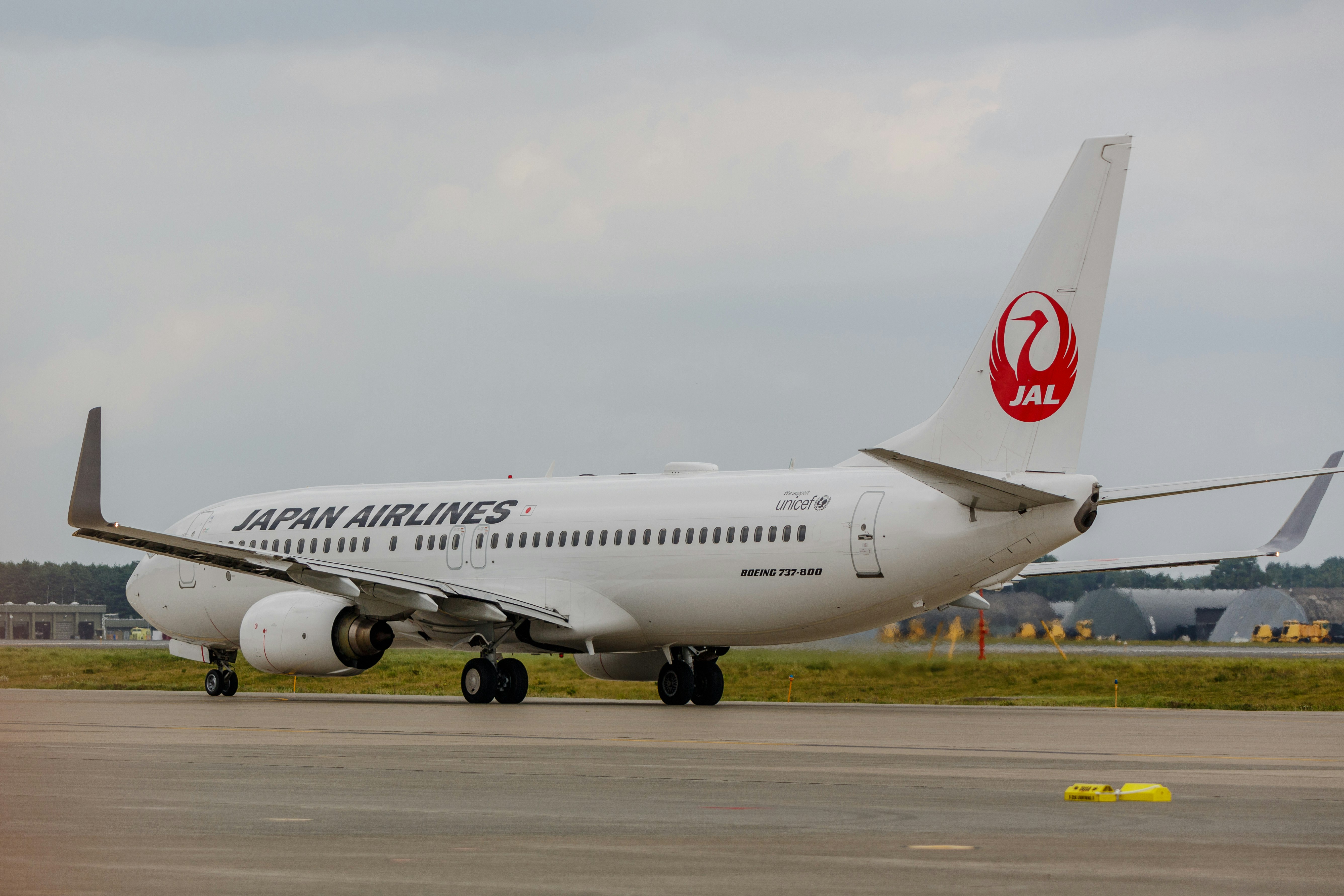 跑道上準備起飛的日本航空飛機