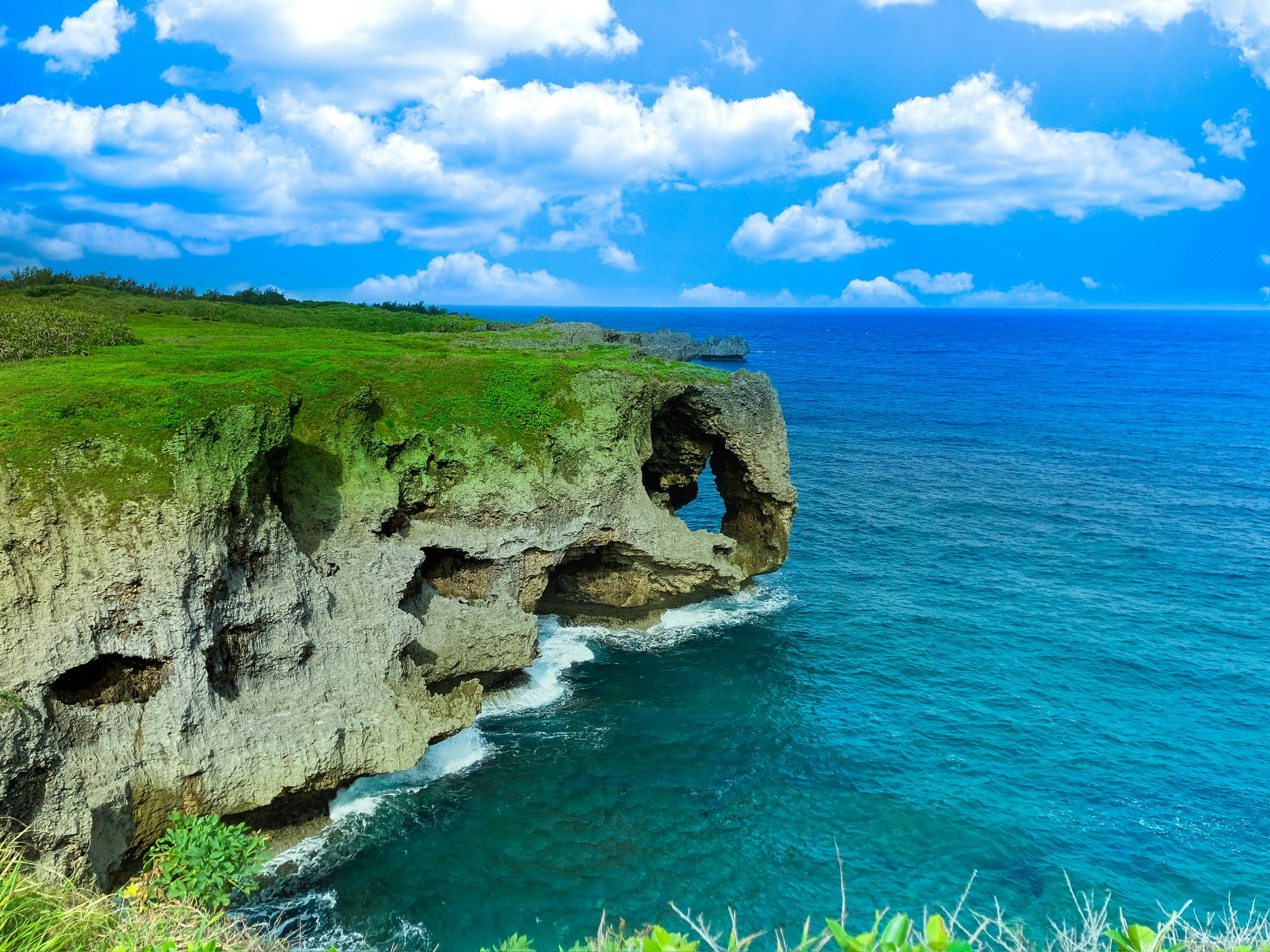 夏日蓝天与地平线映照的悬崖海岸