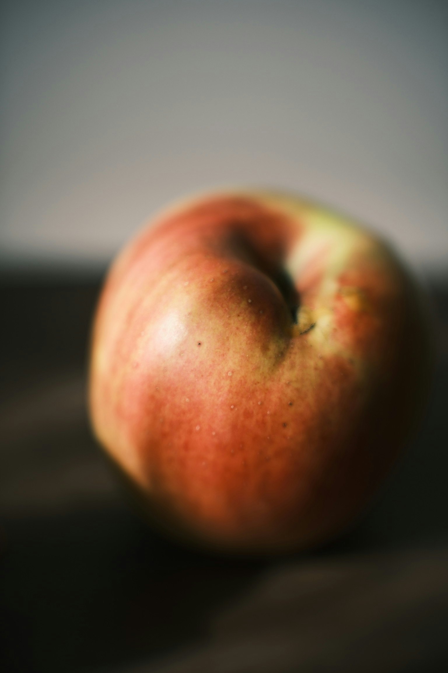 赤いリンゴがテーブルの上に置かれている