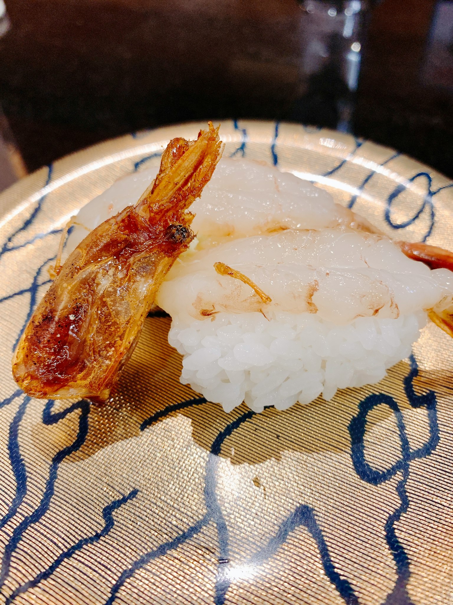 Un sushi aux crevettes délicieux sur une assiette dorée