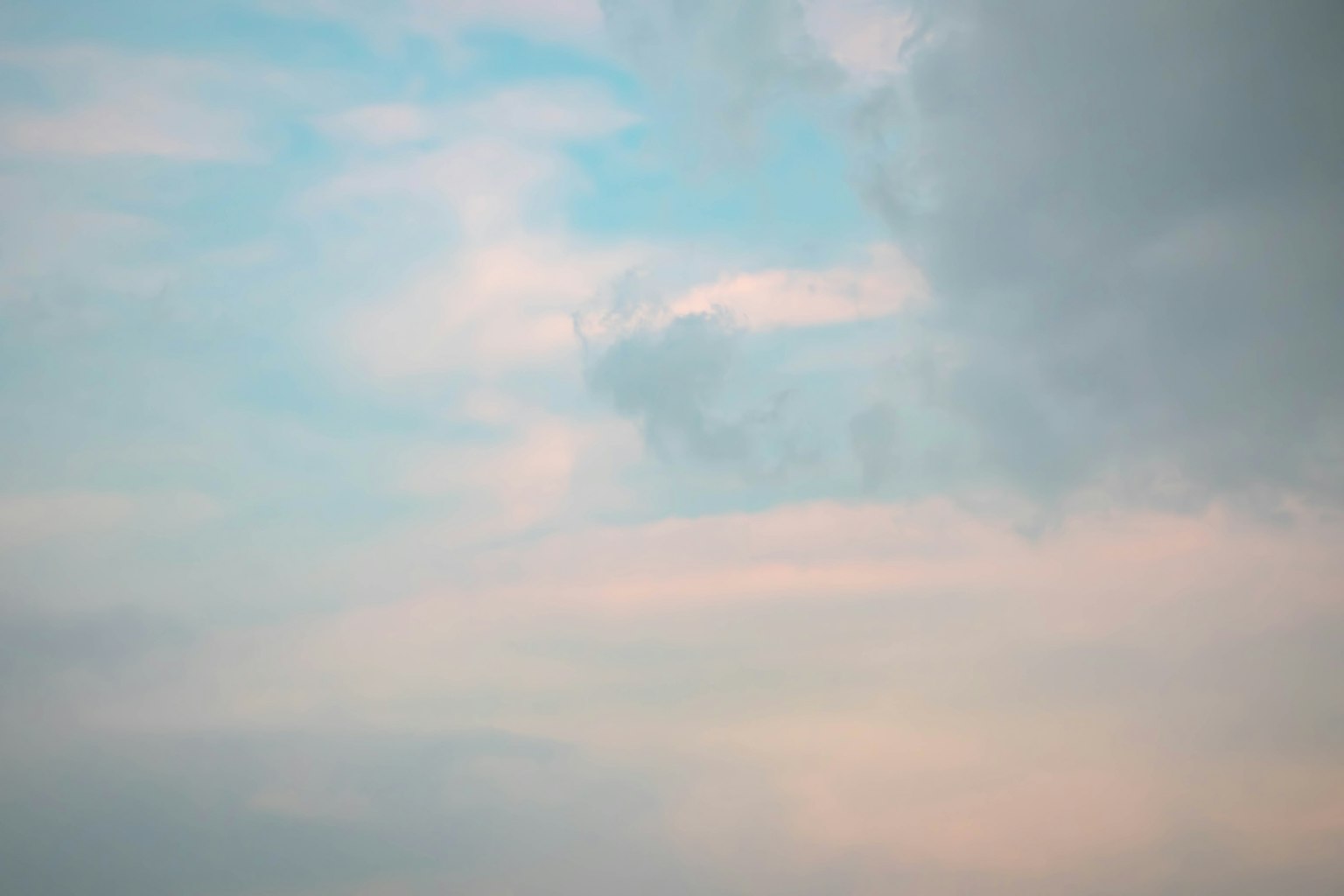 Cielo azul con nubes suaves creando una atmósfera serena