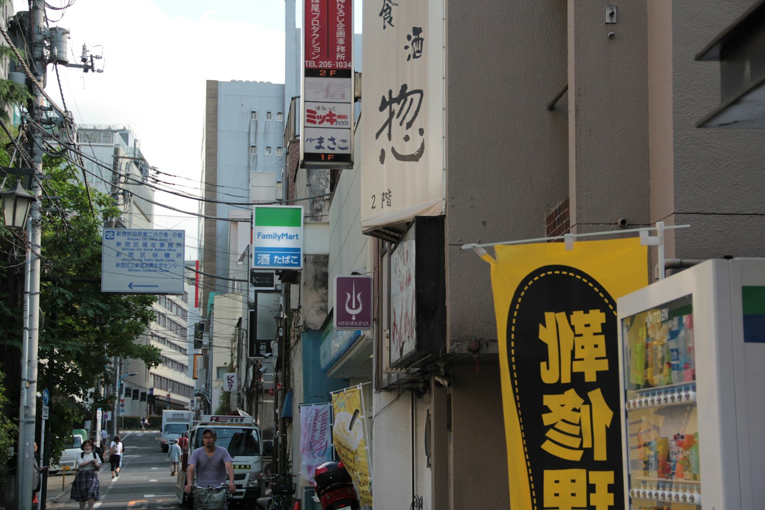 繁华地区的街道，餐馆招牌和自动售货机