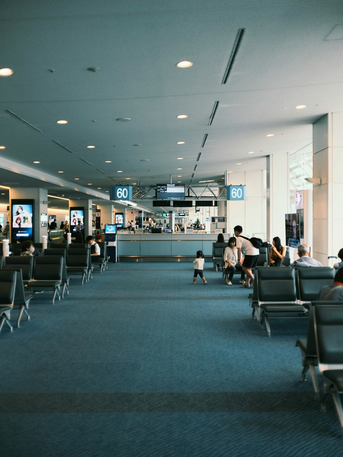 空港の待合ロビーで人が行き交う空間