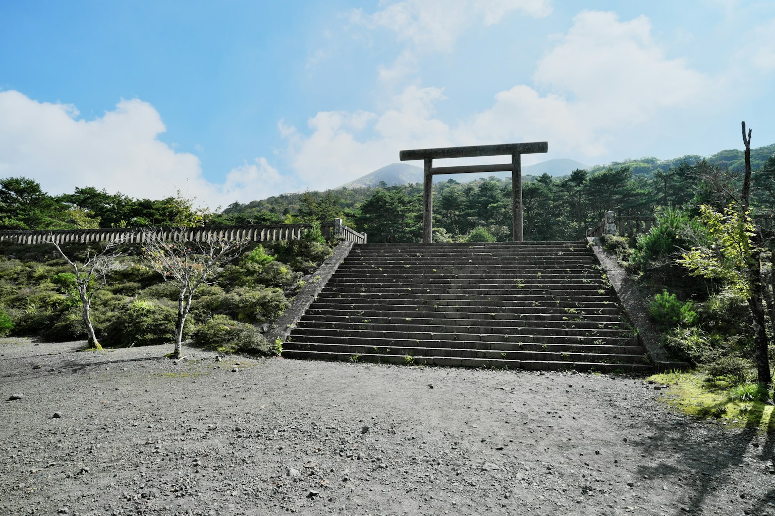 Un paysage serein avec des marches menant à un torii