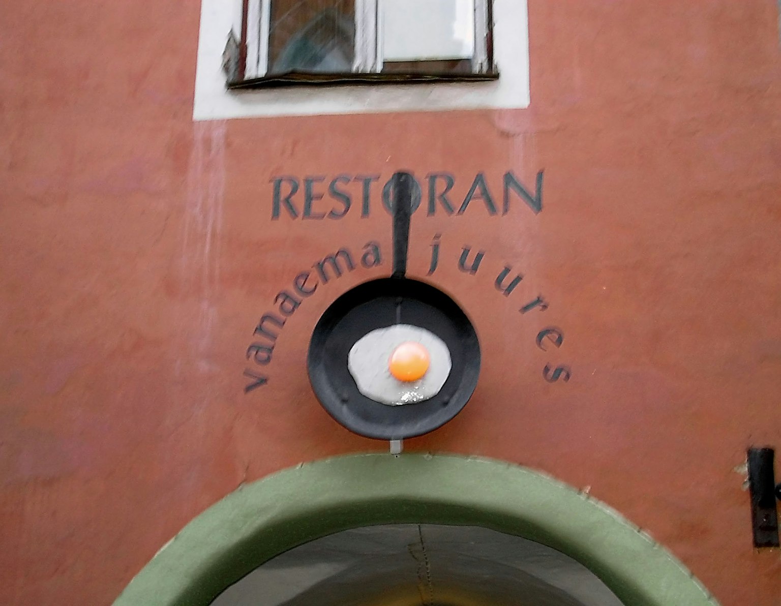 Restaurantschild mit einzigartigem Eidesign und dem Text vanema juures