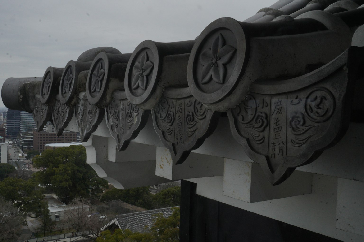 特寫裝飾性屋頂瓦片展示複雜設計