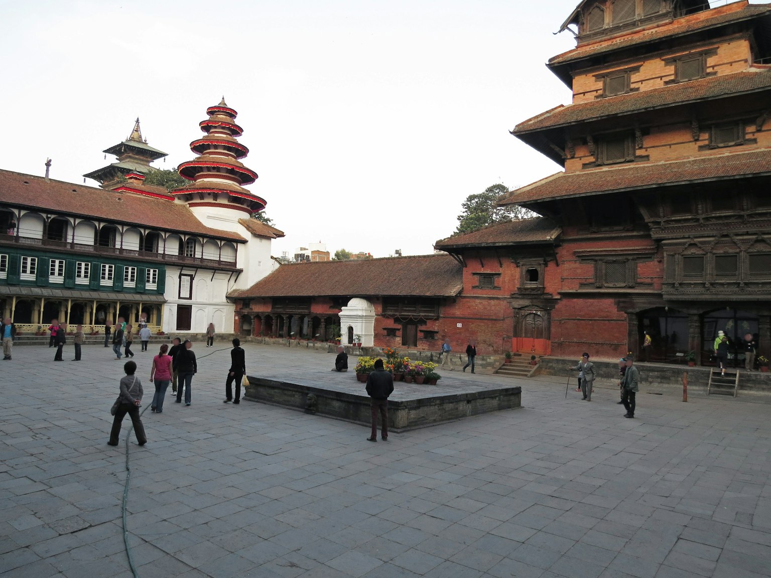 Historische Gebäude und Menschen auf dem Durbar-Platz in Kathmandu