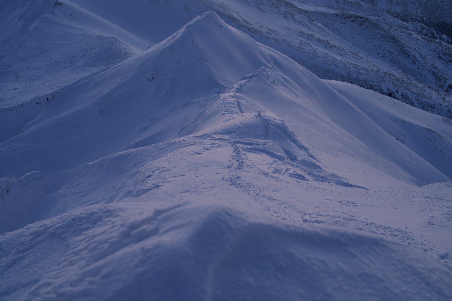 Paesaggio montano innevato con dolci cime
