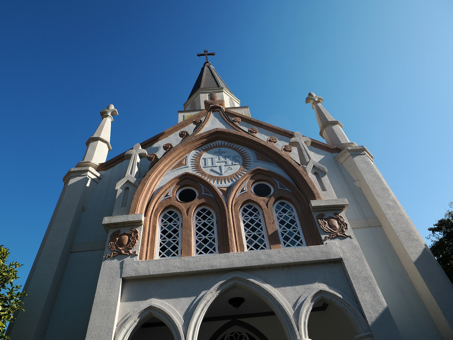 Bella facciata di chiesa sotto un cielo blu chiaro