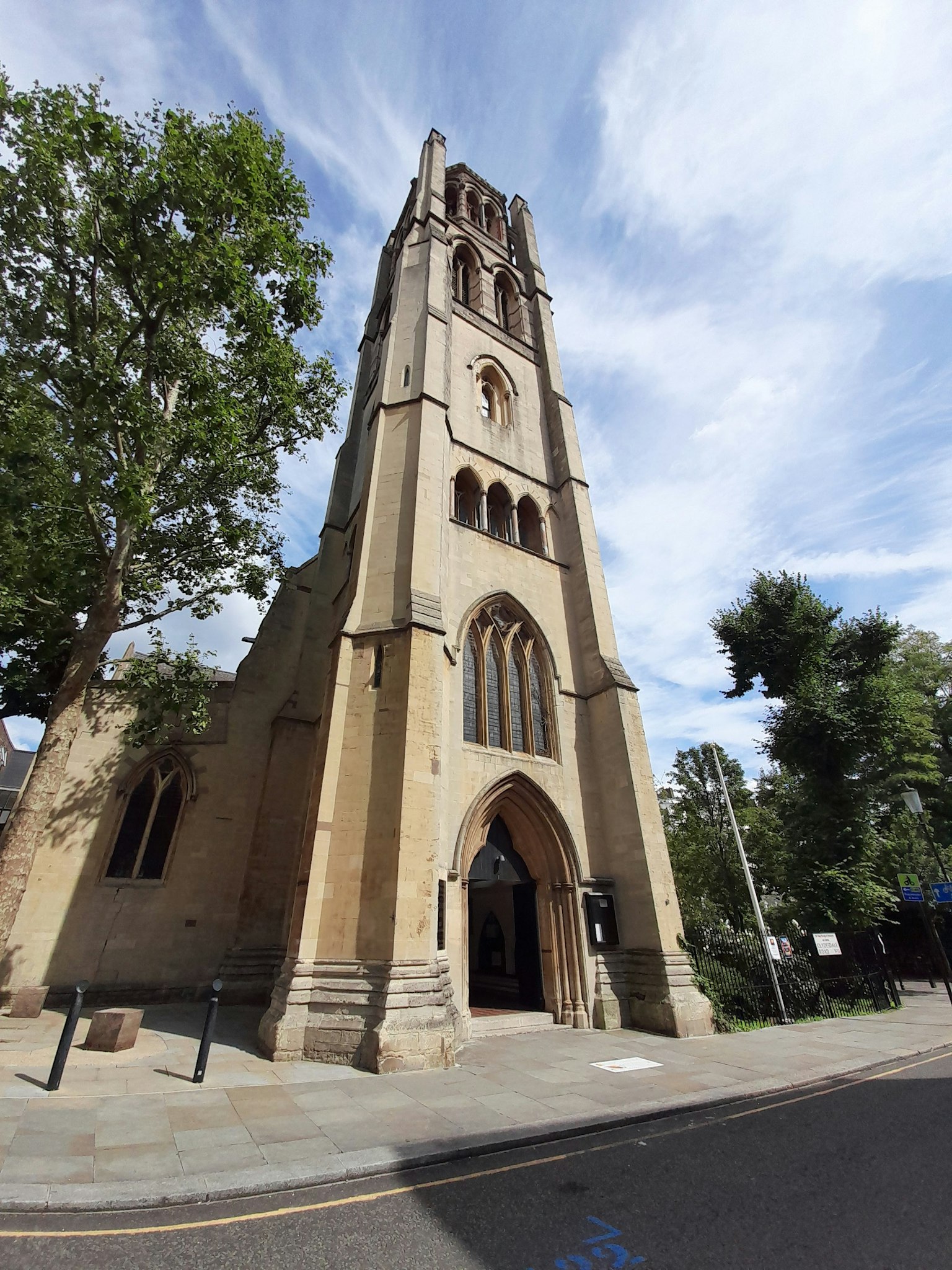 Menara gereja bersejarah berdiri di bawah langit biru