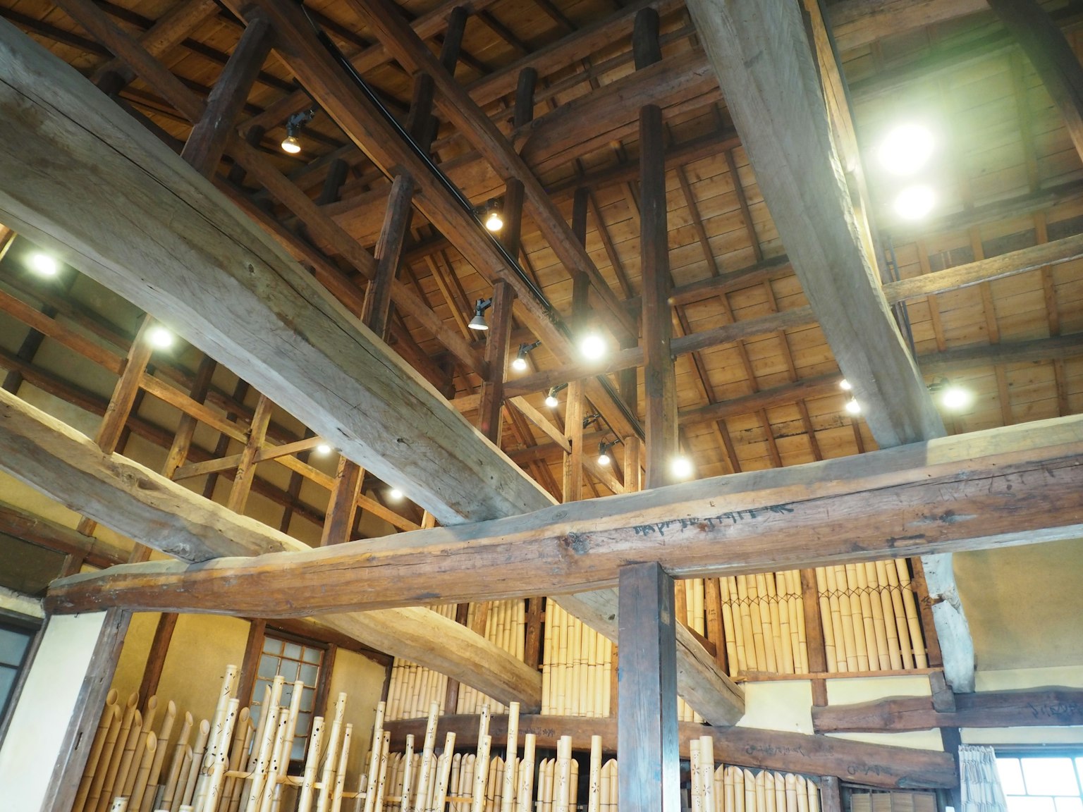 室内木结构的照片，展示了梁和天花板设计