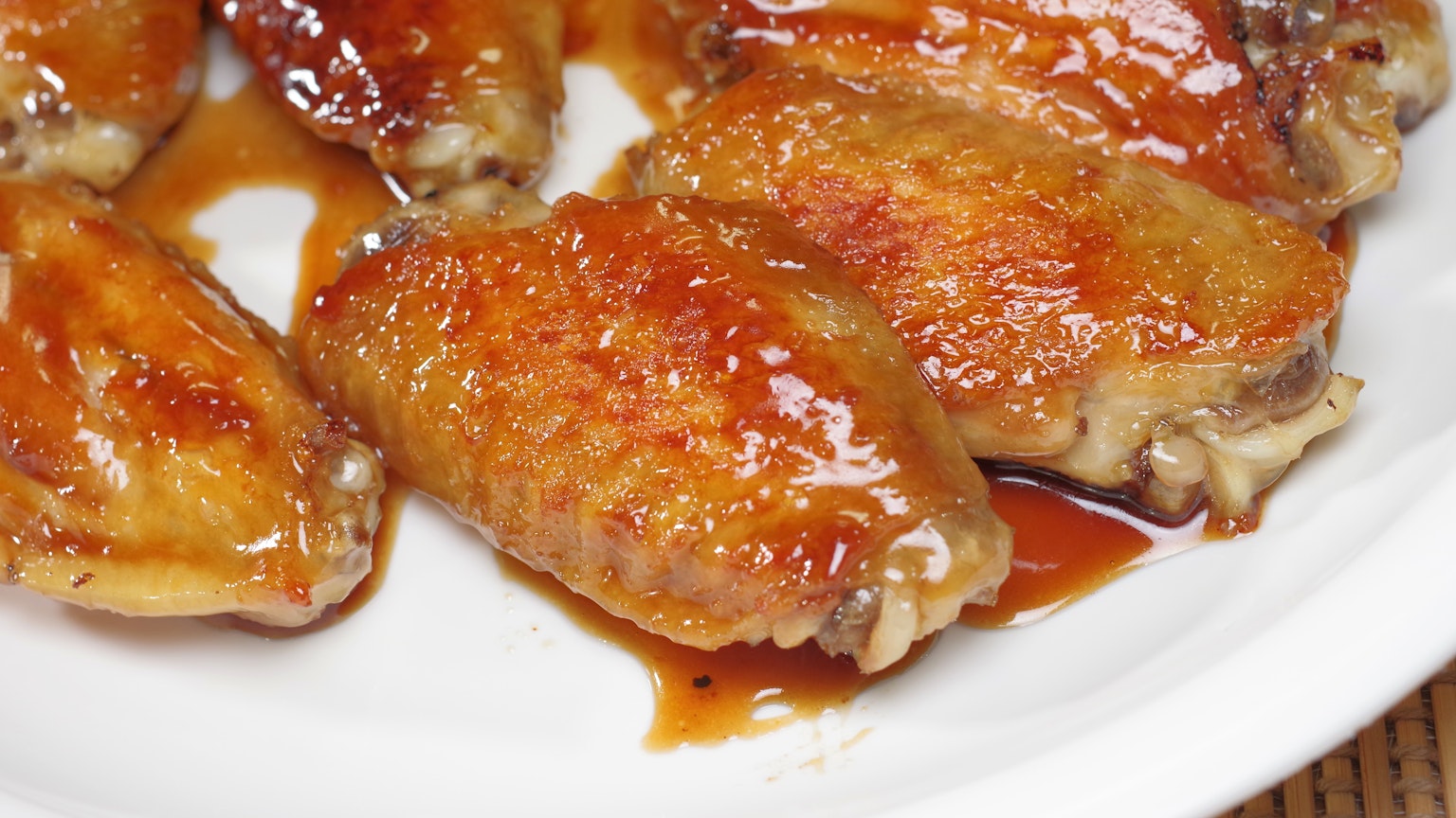 Piatto di ali di pollo ricoperte di salsa dolce e piccante