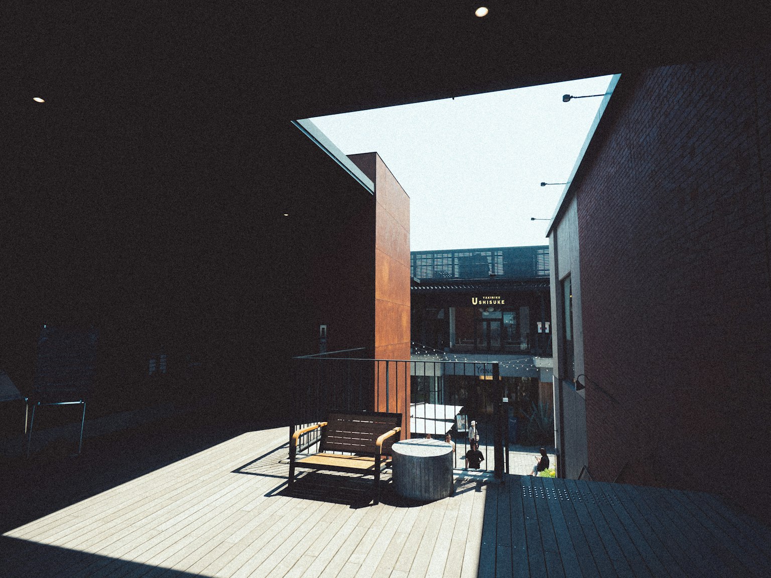 现代建筑内部空间，明亮的光线和木质甲板座椅