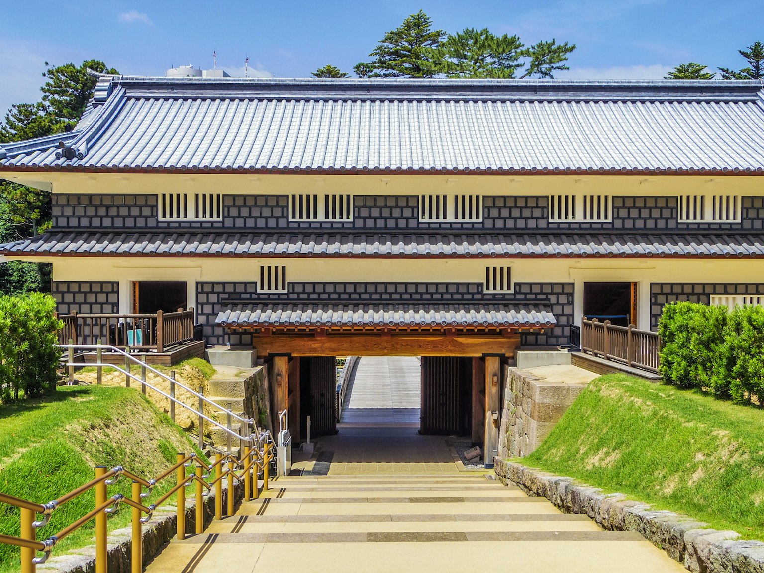 Pintu masuk kastil Jepang tradisional dengan taman yang indah