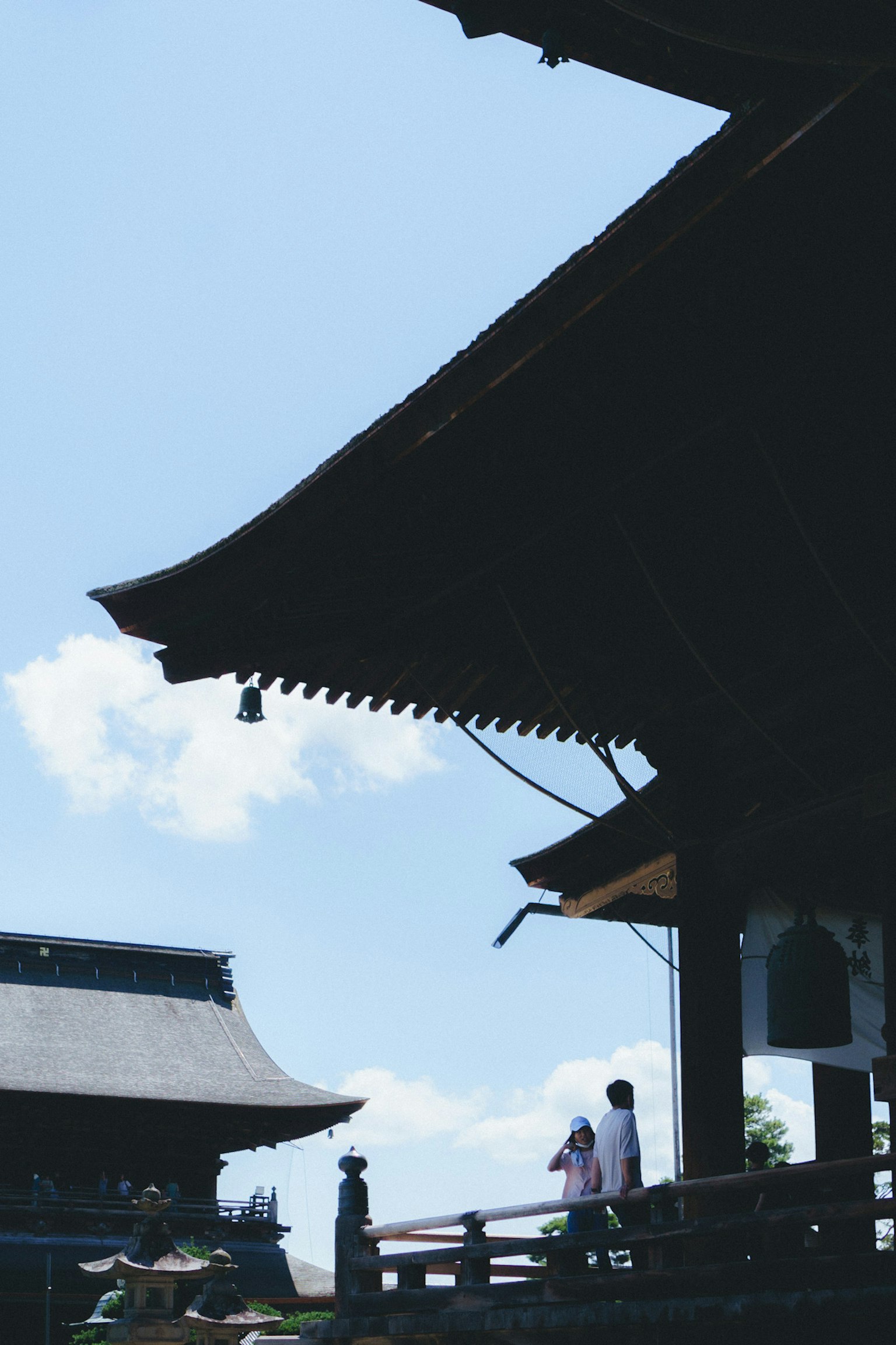 Traditionelle japanische Architektur unter einem blauen Himmel mit Menschen