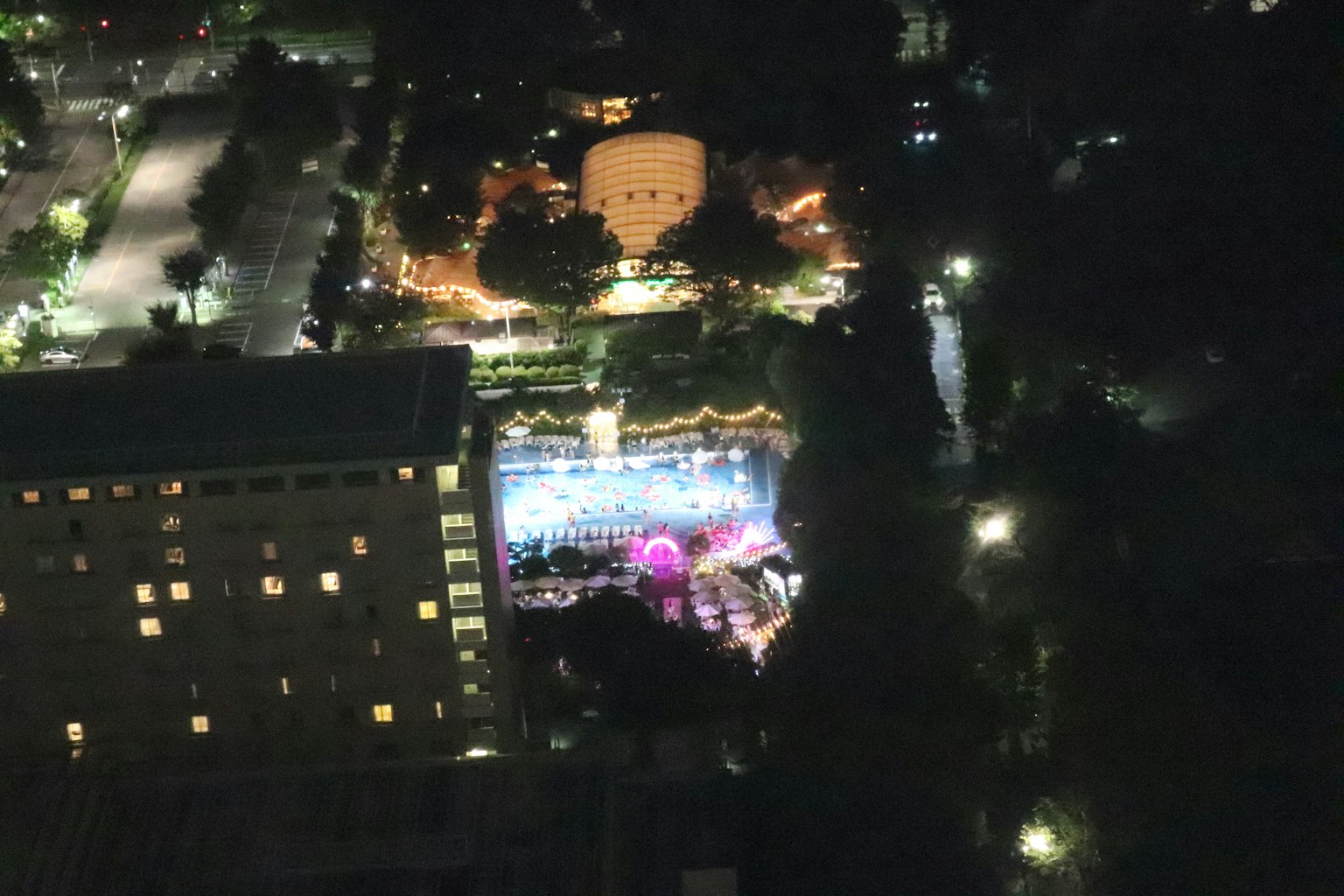夜间表演区域及周围灯光的航拍图