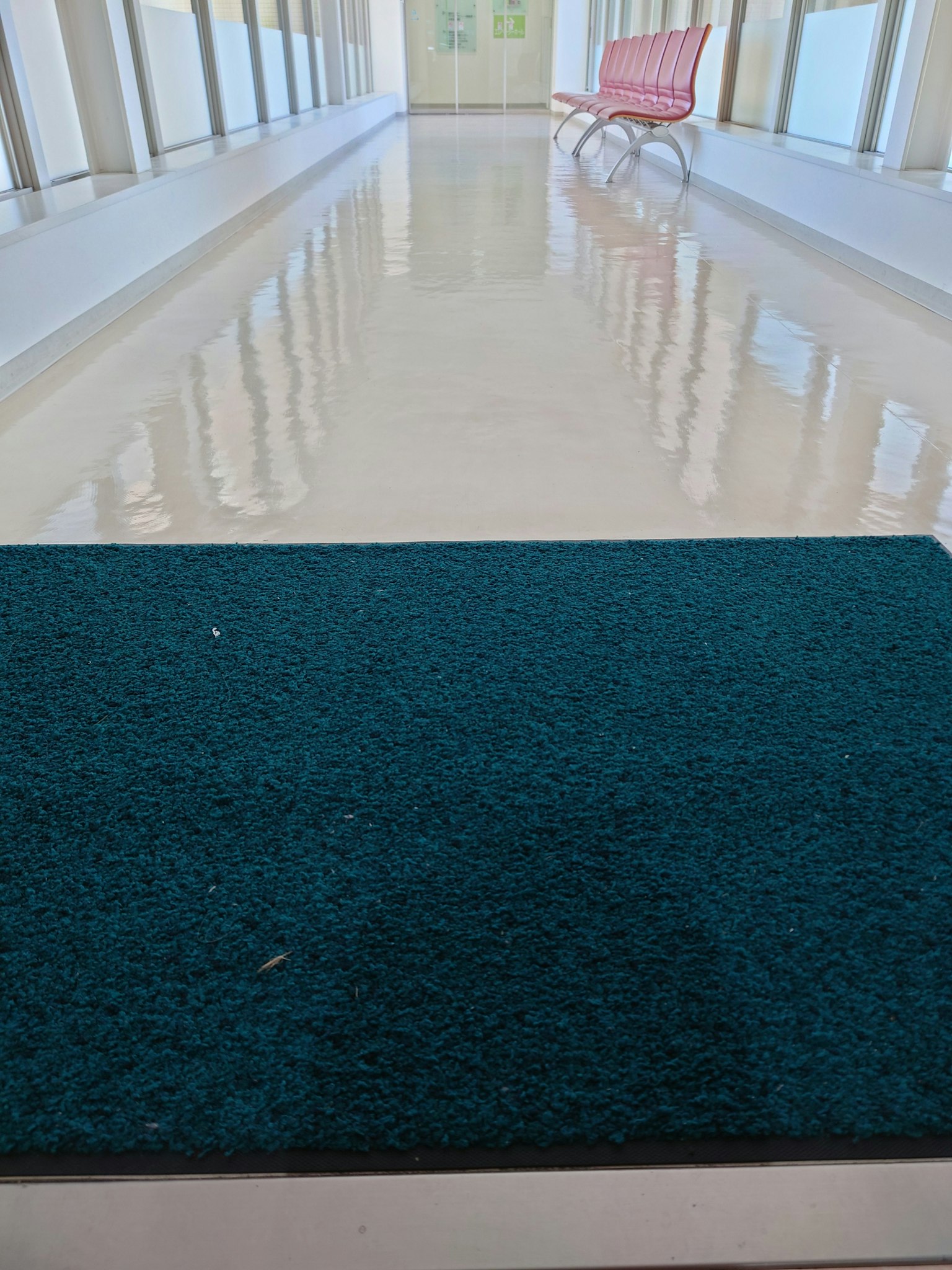 Bild eines blauen Teppichs mit einem hellen Flur und Reflexionen