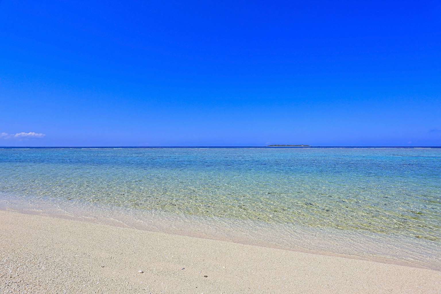 清澈藍天和透明海水的海灘風景