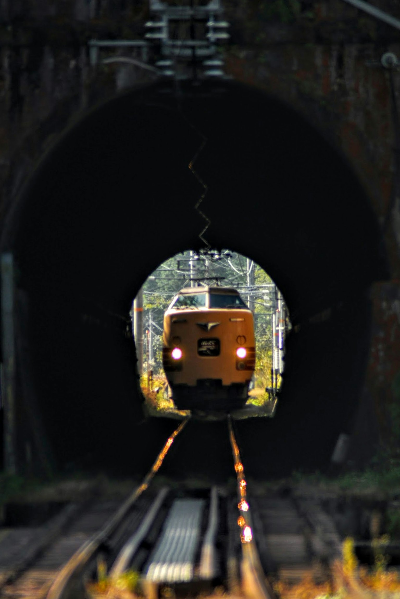 รถไฟสีส้มที่ออกจากอุโมงค์