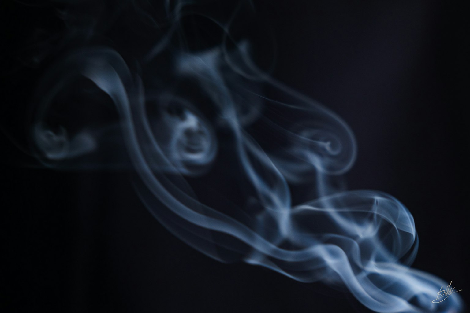 Fumo blu che scorre su sfondo nero