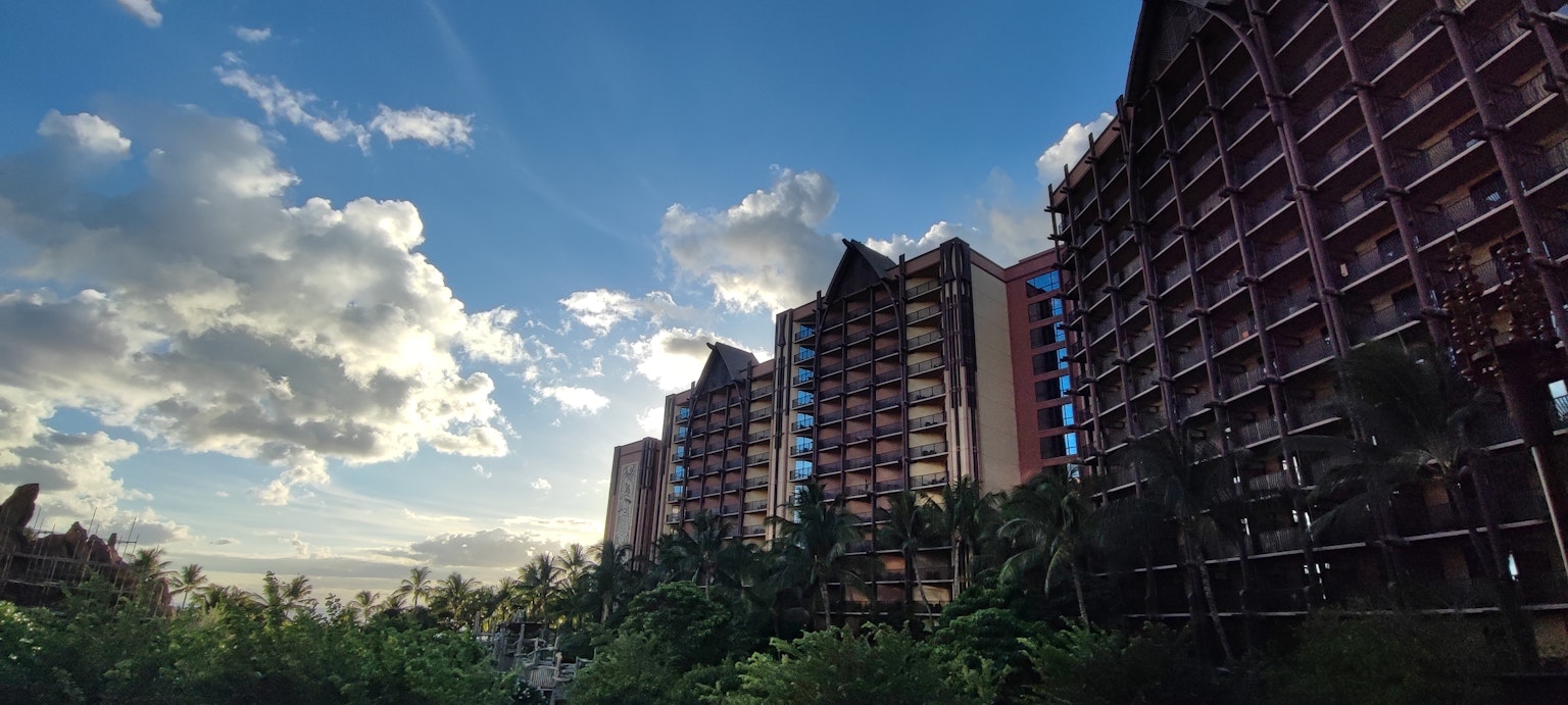 Blick auf ein Resort-Hotel mit blauem Himmel und Wolken