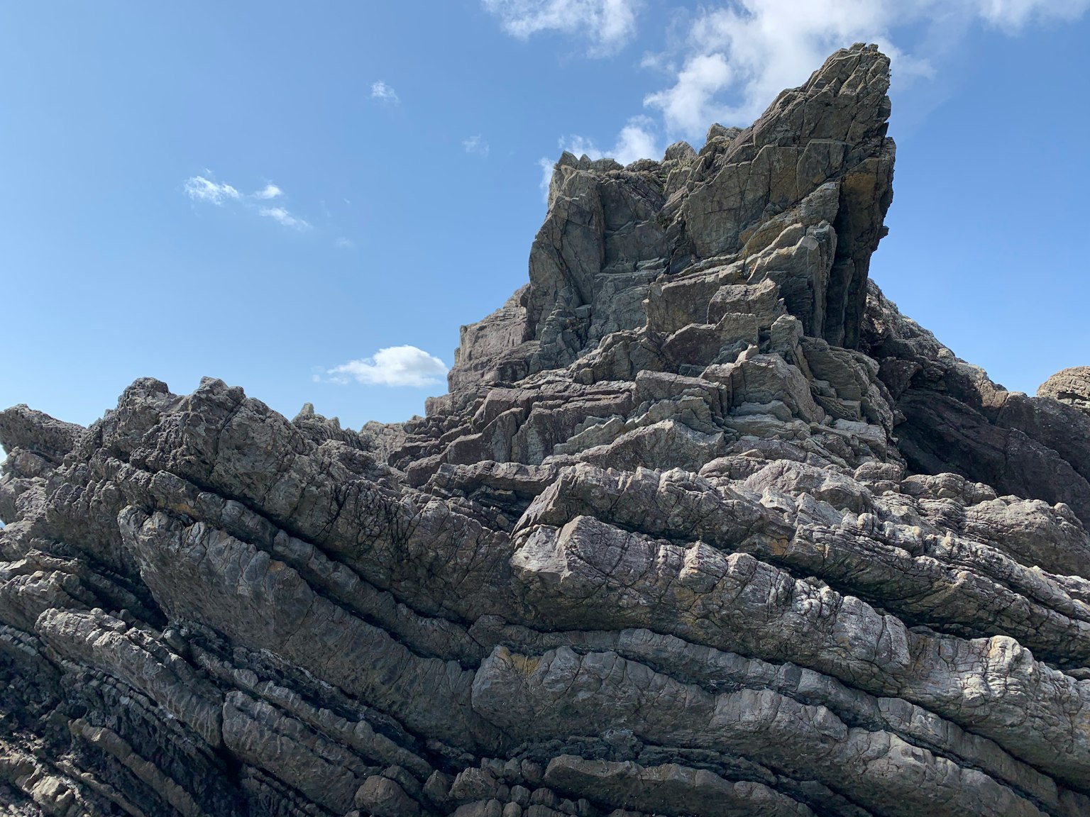 Formación rocosa en capas única bajo un cielo azul