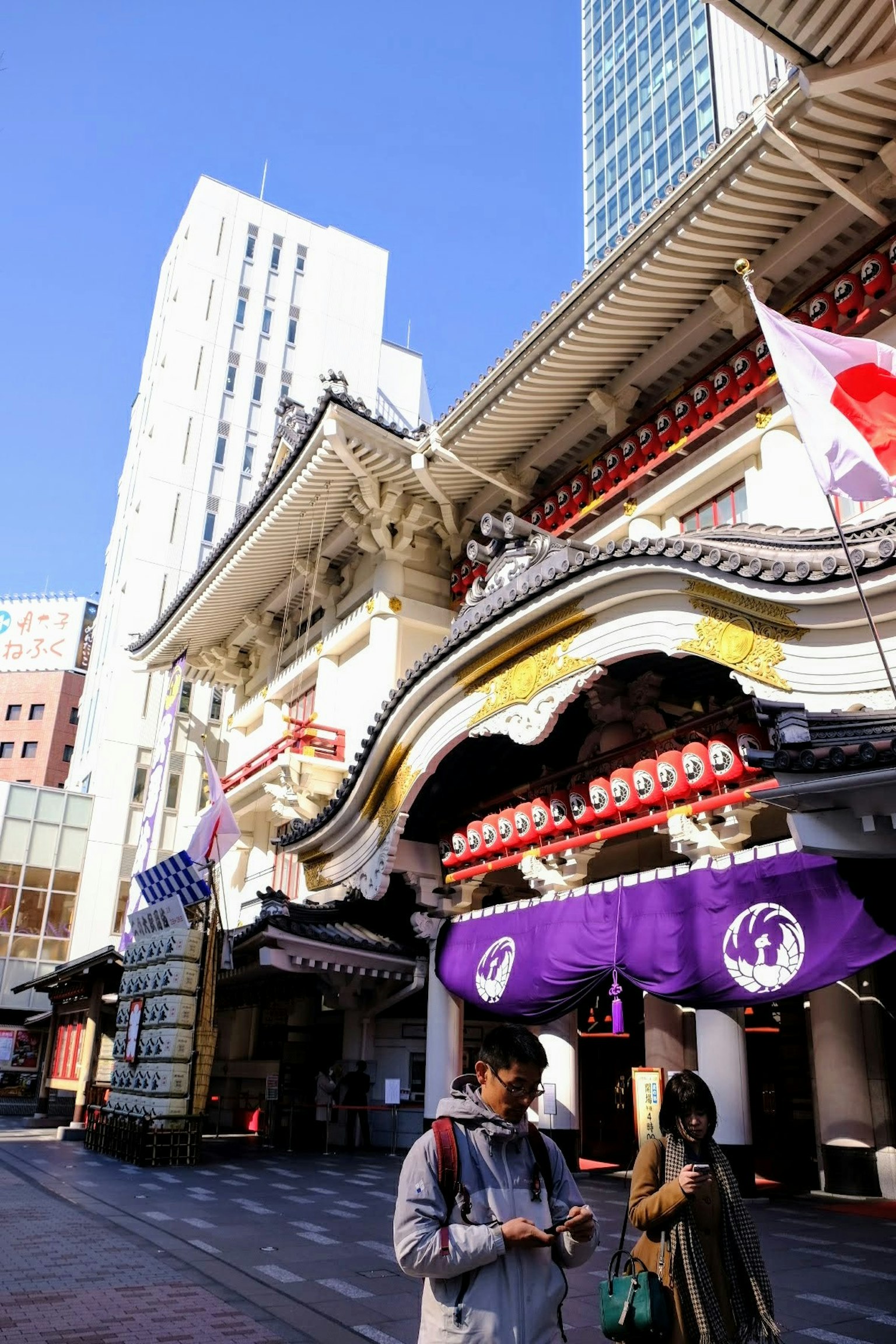 传统日本建筑与现代摩天大楼的背景行走在街上的人们