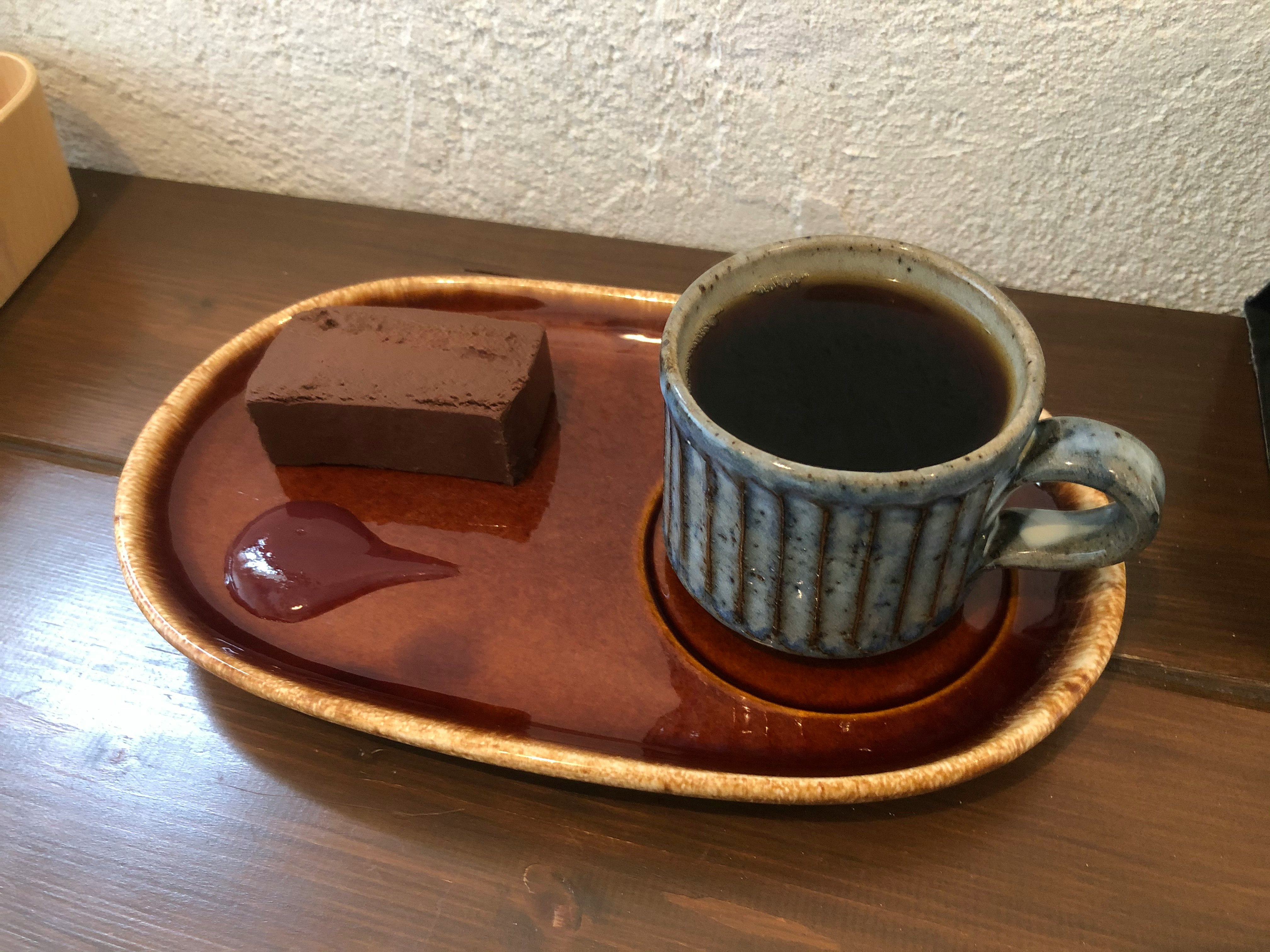 Schokoladengâteau und Dark-Roast-Kaffee auf einer Keramikschale