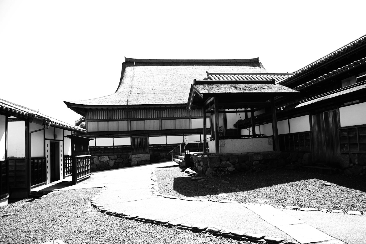 黑白的日本房屋外觀和花園小徑