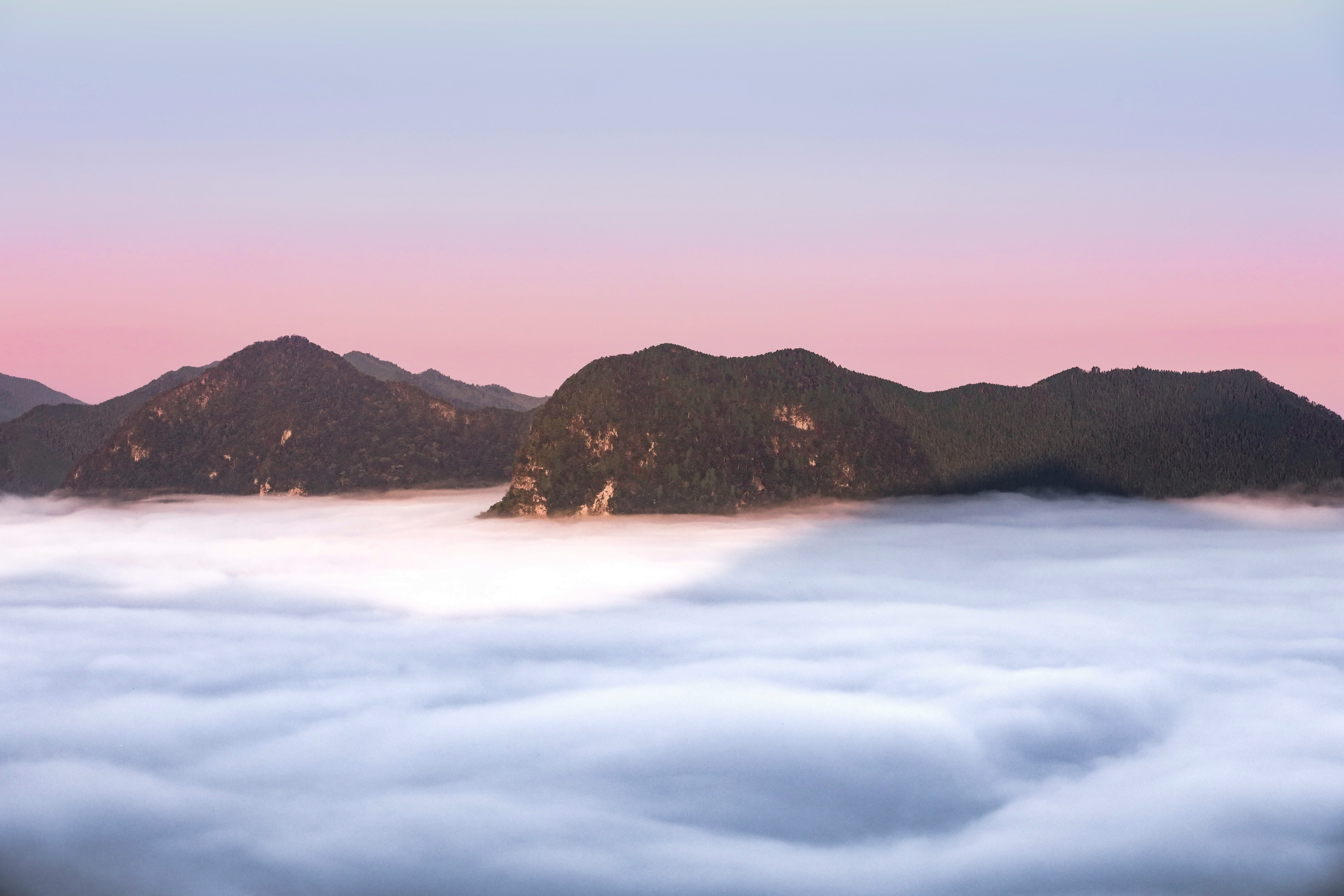 costa brumosa con siluetas montañosas y mar de nubes